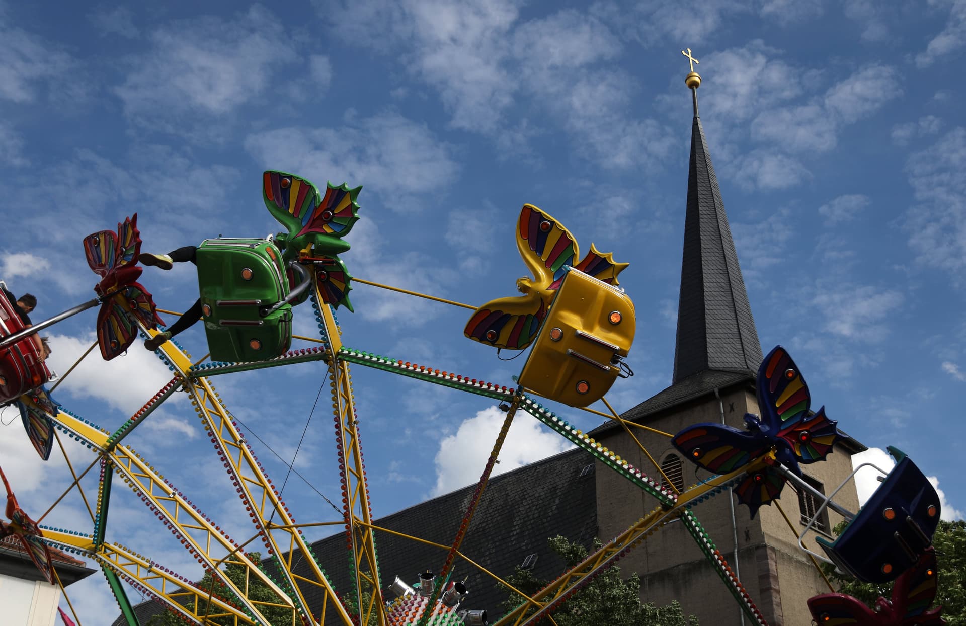 Mädchen (17) auf Stadtfest in Thüringen niedergestochen – schwer verletzt