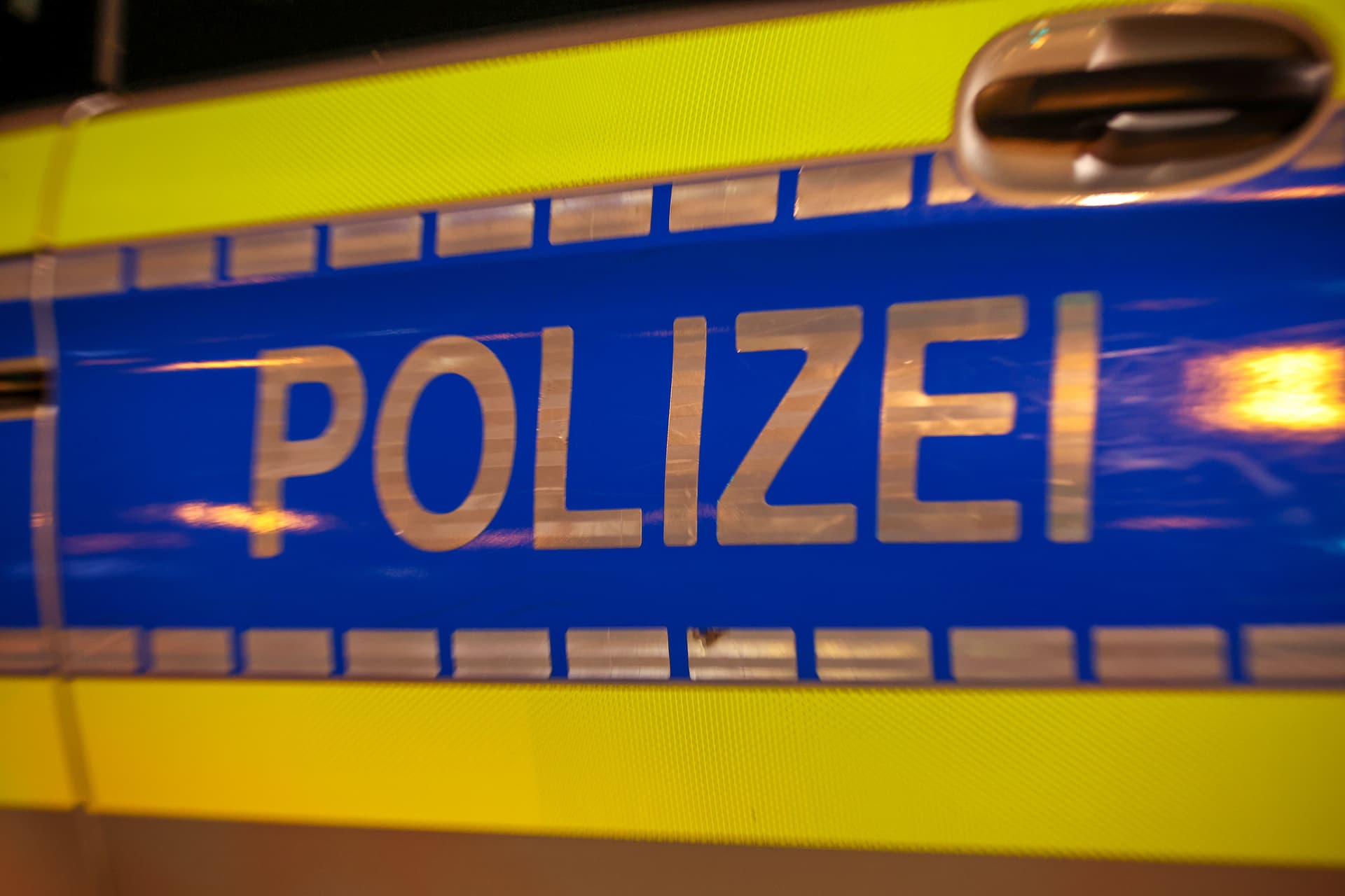 Das Opfer brach schreiend zusammen! Unbekannter überschüttet Mann in Waschanlage mit Säure