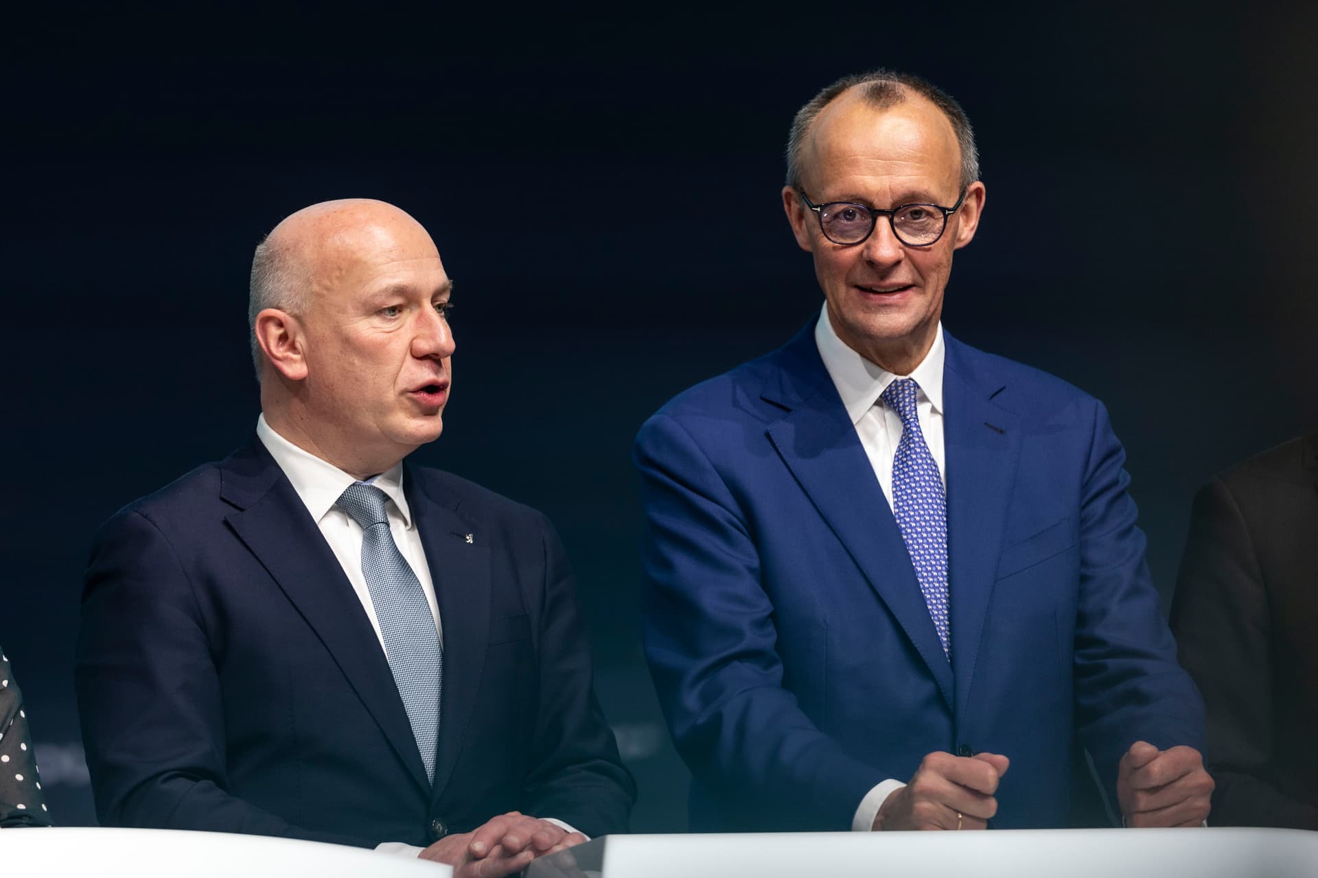 Vier Tage vor der Bundestagswahl pflanzt die CDU eines der größten Asylheime Deutschlands in ein Wohngebiet