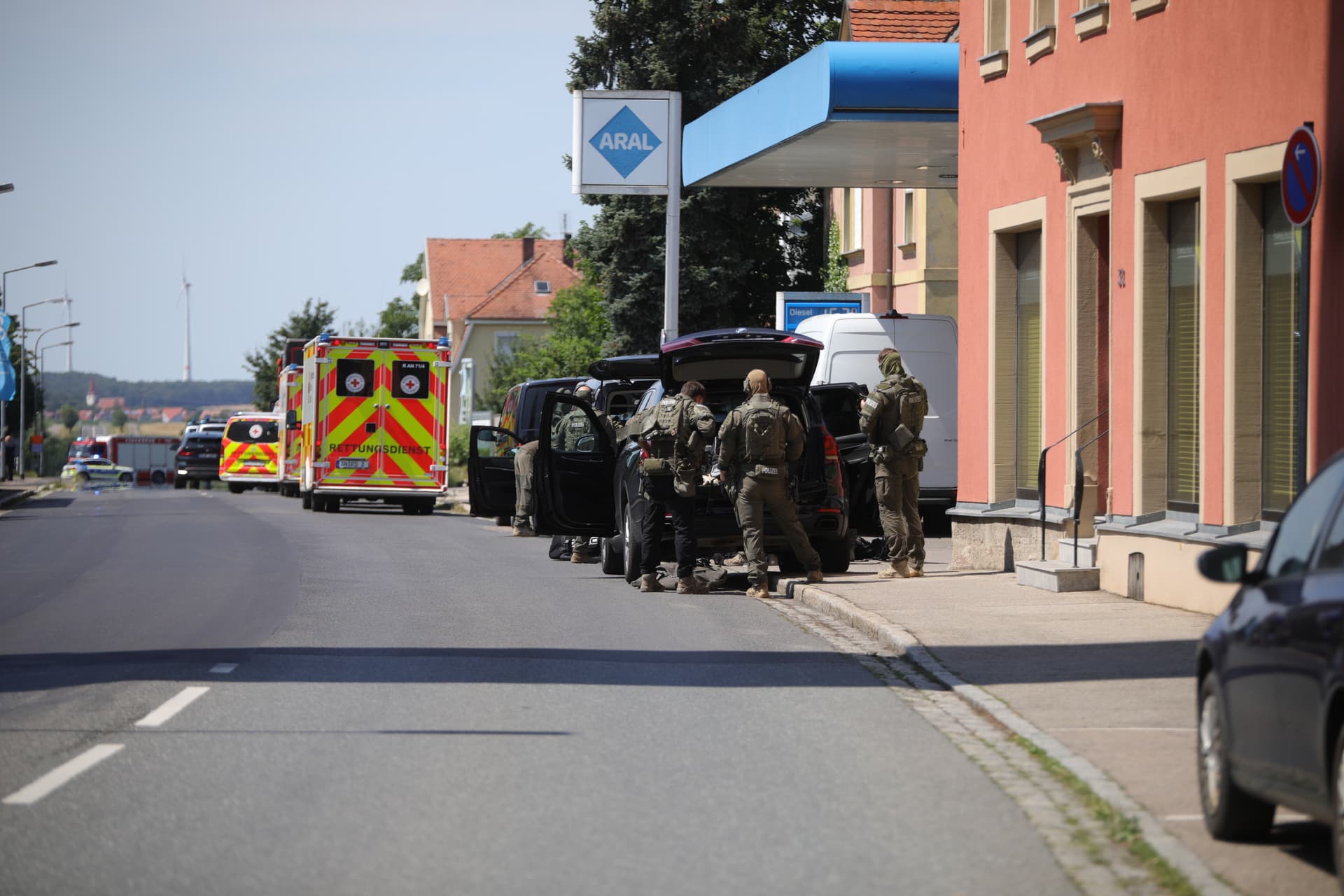 Nach Schussgeräuschen: SEK umstellt Asylunterkunft in fränkischem Uffenheim