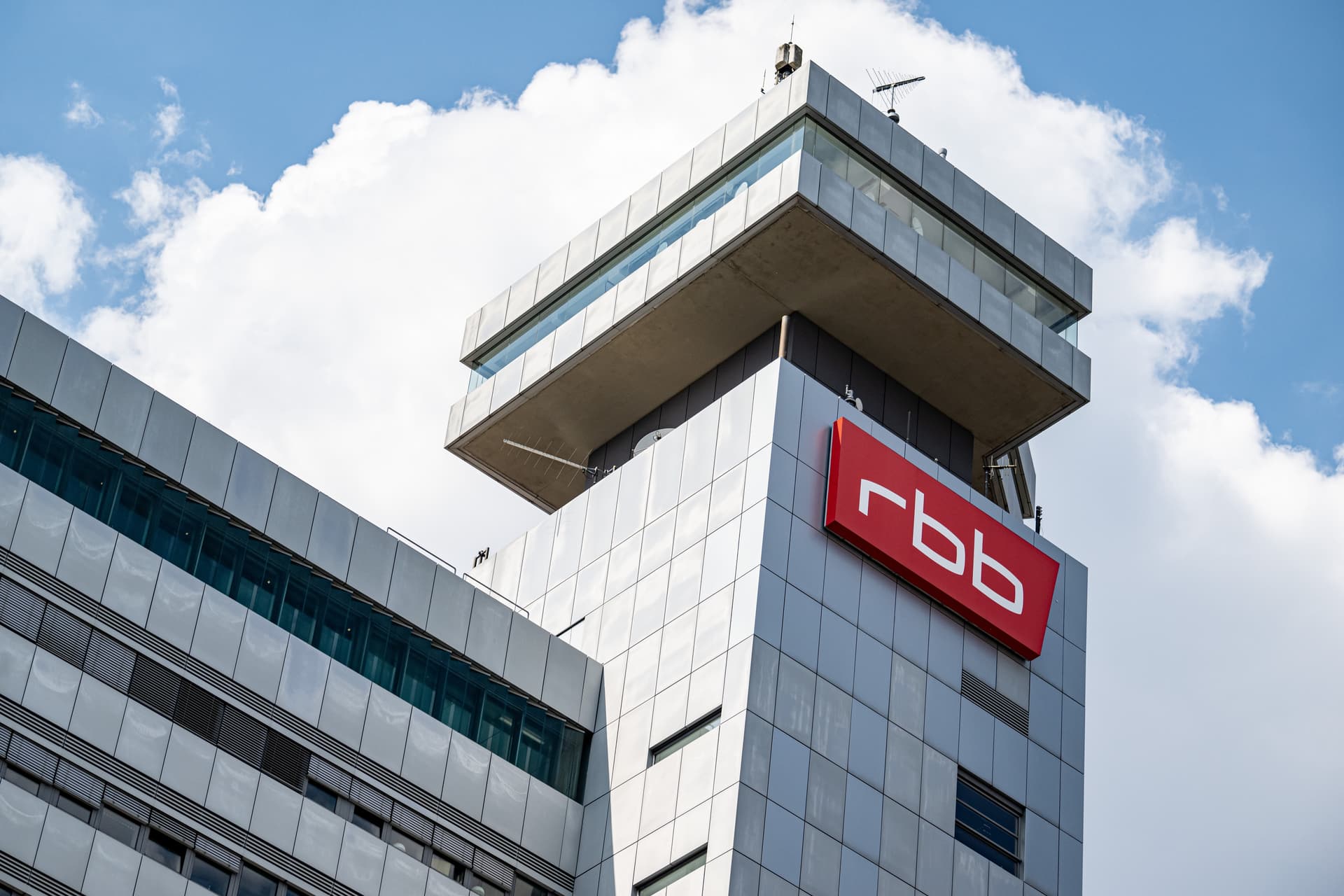 Fehlerhafte Berichterstattung beim rbb hat Konsequenzen – Chefredakteur und Programmdirektorin nehmen ihren Hut