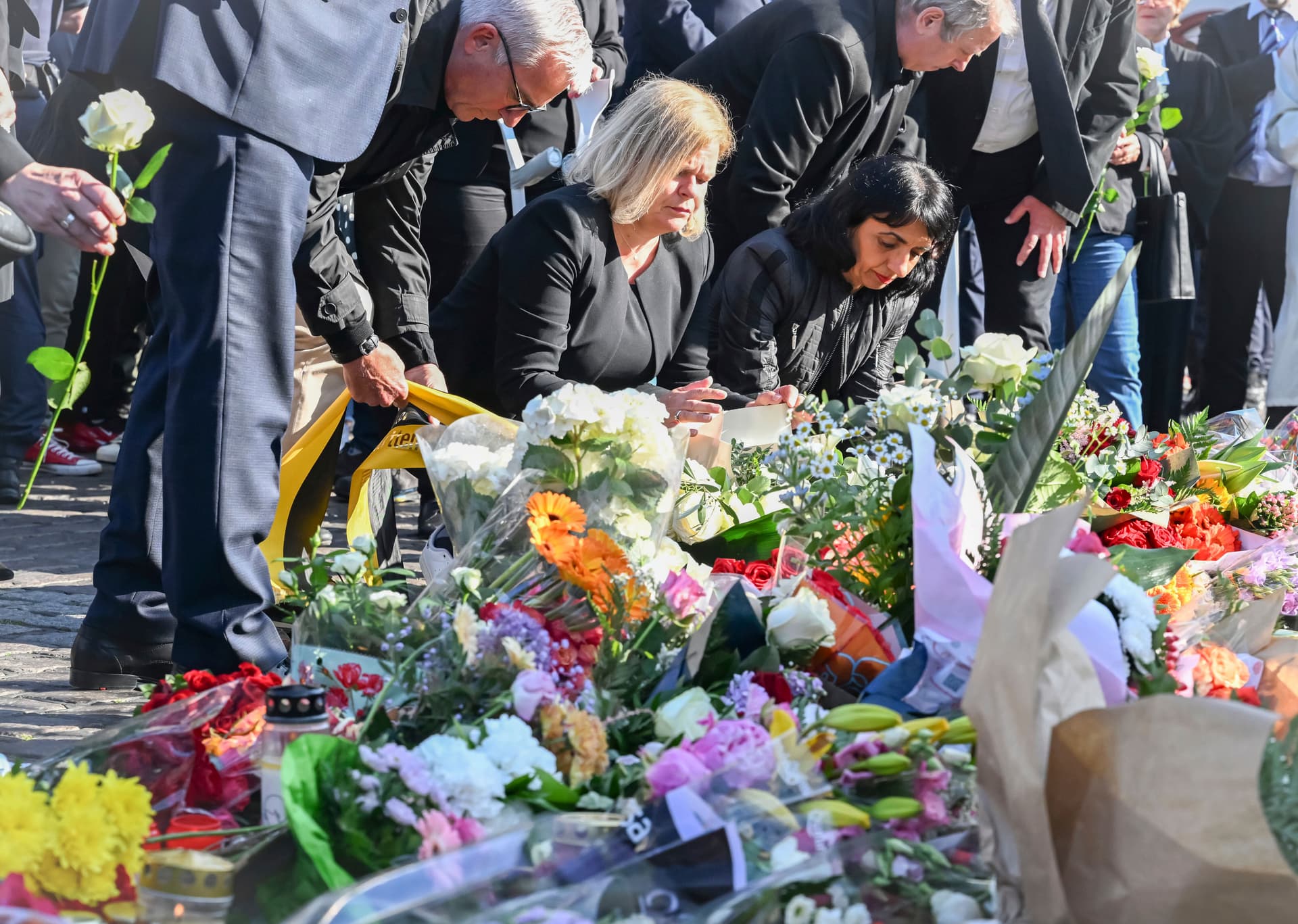 „In tiefer Trauer und Anteilnahme“: Faeser kniet für Rouven L. nieder