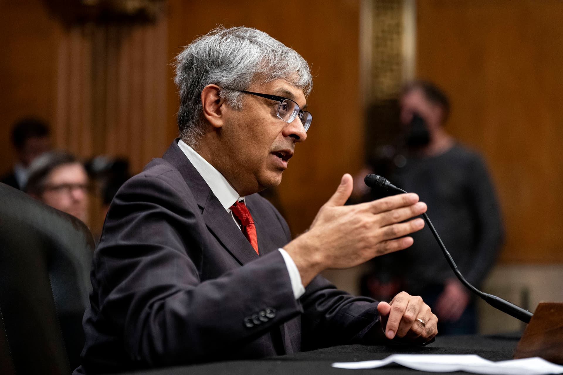 „Katastrophal“ und „unnötig“: So rechnet Amerikas „Anti-Drosten“ Bhattacharya vorm US-Senat mit der Corona-Politik ab