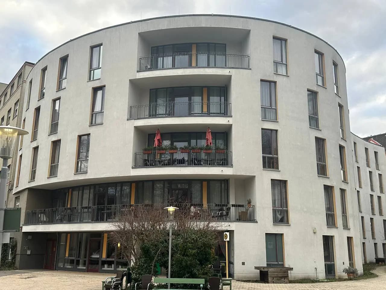 Videobeitrag: Pflegeheim kündigt Bewohnern – Alte raus, Flüchtlinge rein