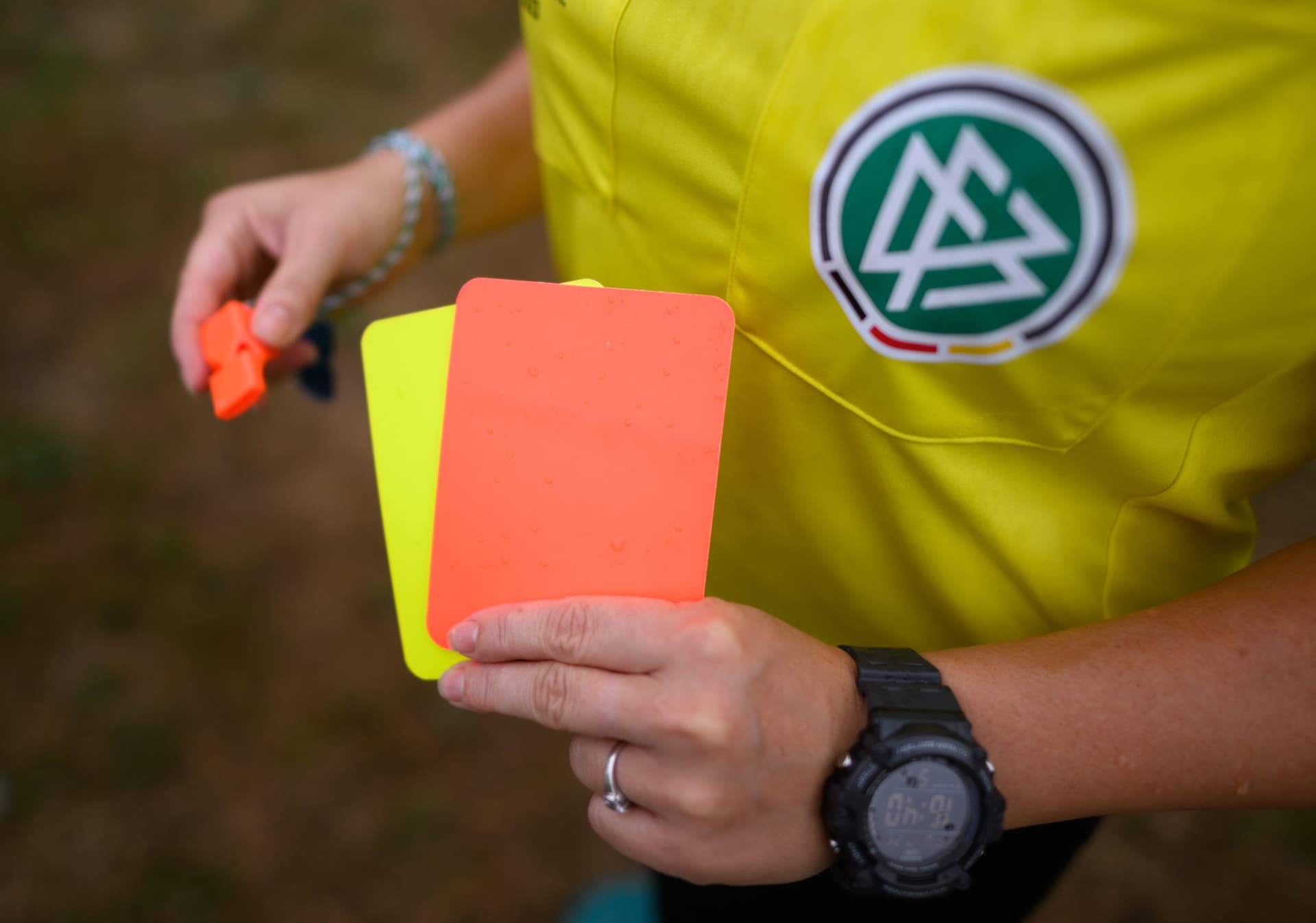 Bei Kreisklasse-Spiel in Bayern: Spieler prügelt Schiedsrichter bewusstlos