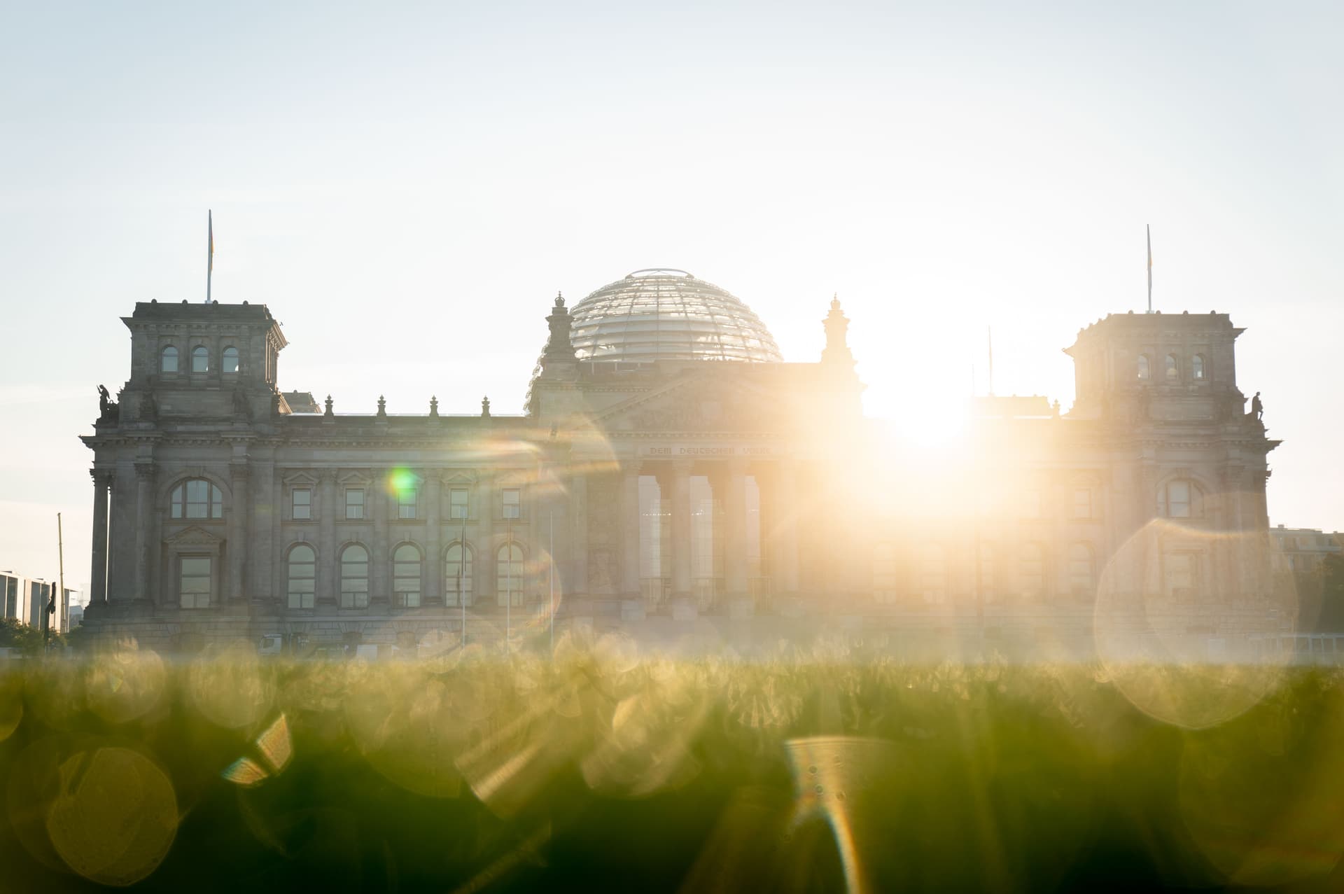 Kurze Hemden und Zitronenwasser: Betreutes Arbeiten mit Hitze-Tipps im Bundestag