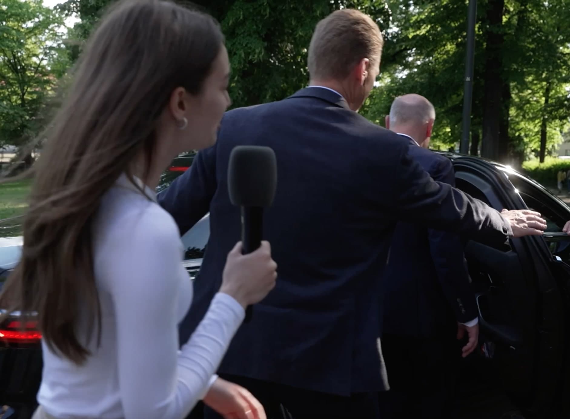 Gewalt gegen Christen und Schwule: Als NIUS Berlins Bürgermeister Wegner konfrontieren will, läuft dieser davon
