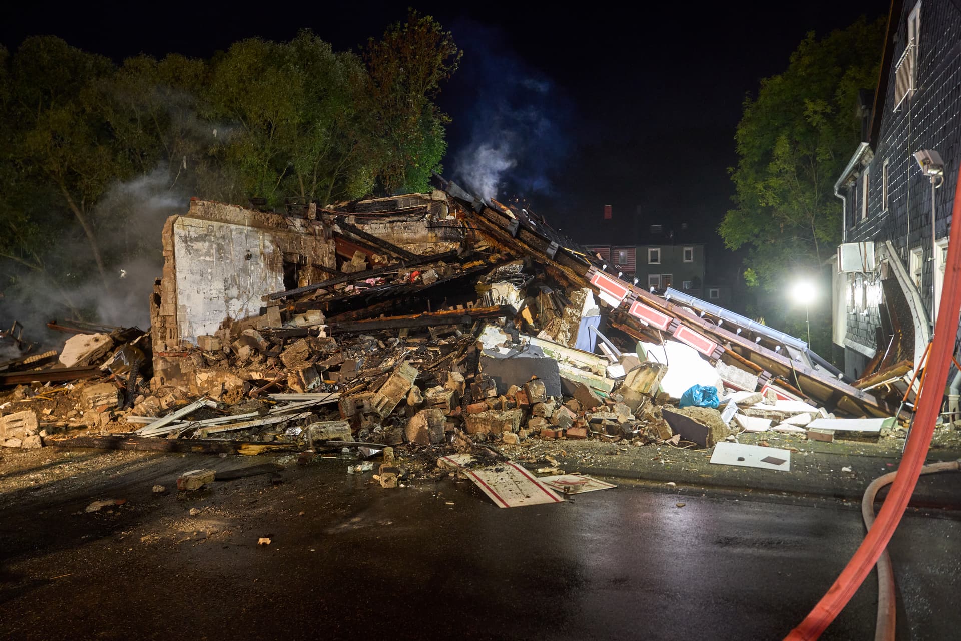 Haus bei Explosion im Westerwald zerstört – acht Verletzte