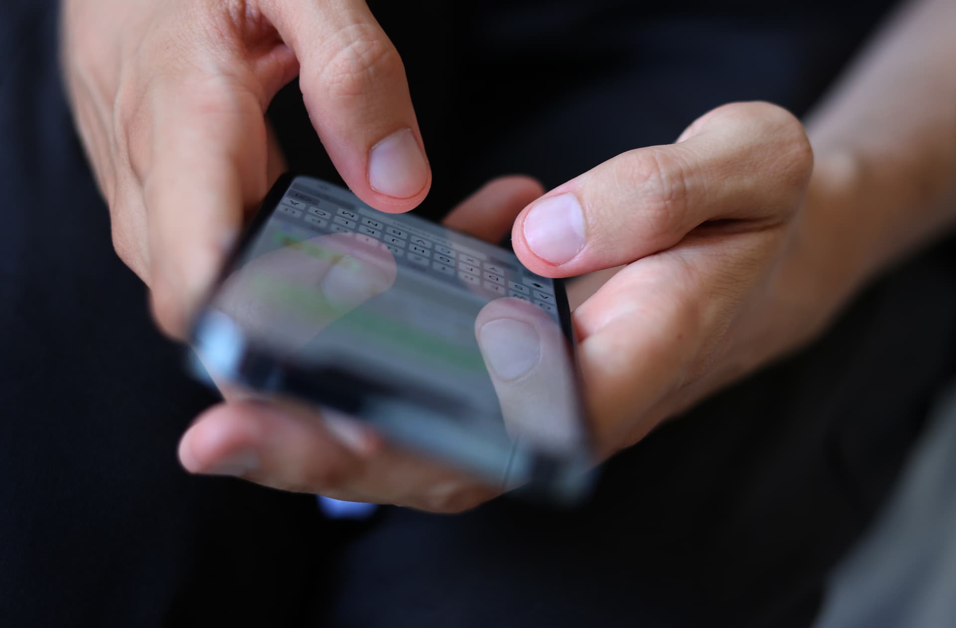 „In die Fresse hauen“: Bei Beleidigung des Chefs im WhatsApp-Chat droht Jobverlust