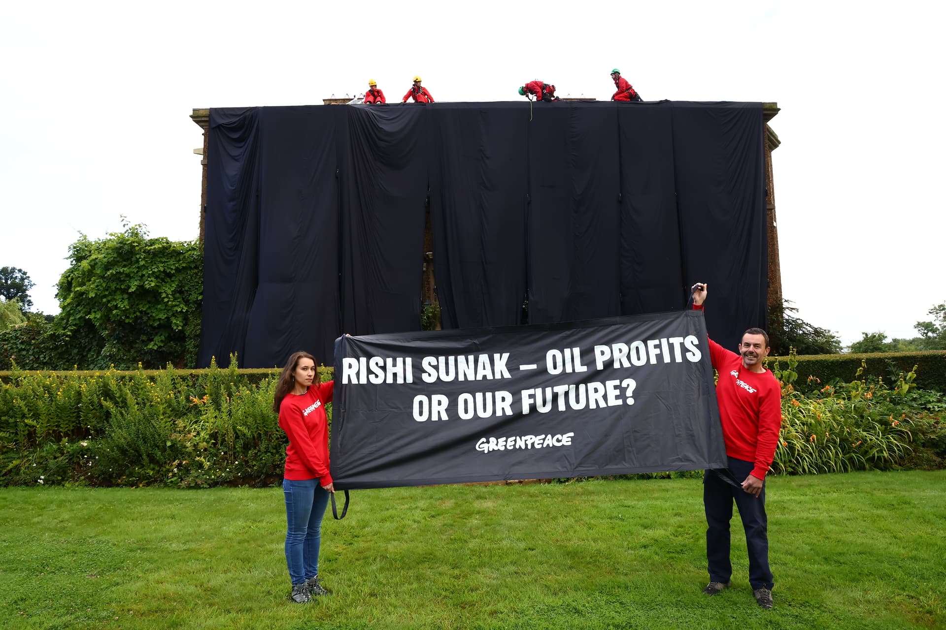 Greenpeace hüllt das Anwesen des britischen Premierministers in „ölschwarzes“ Laken