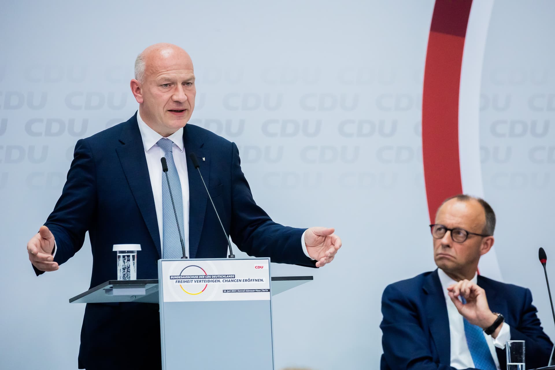 Berlins Bürgermeister attackiert CDU-Parteichef Merz: Streit um Zusammenarbeit mit AfD