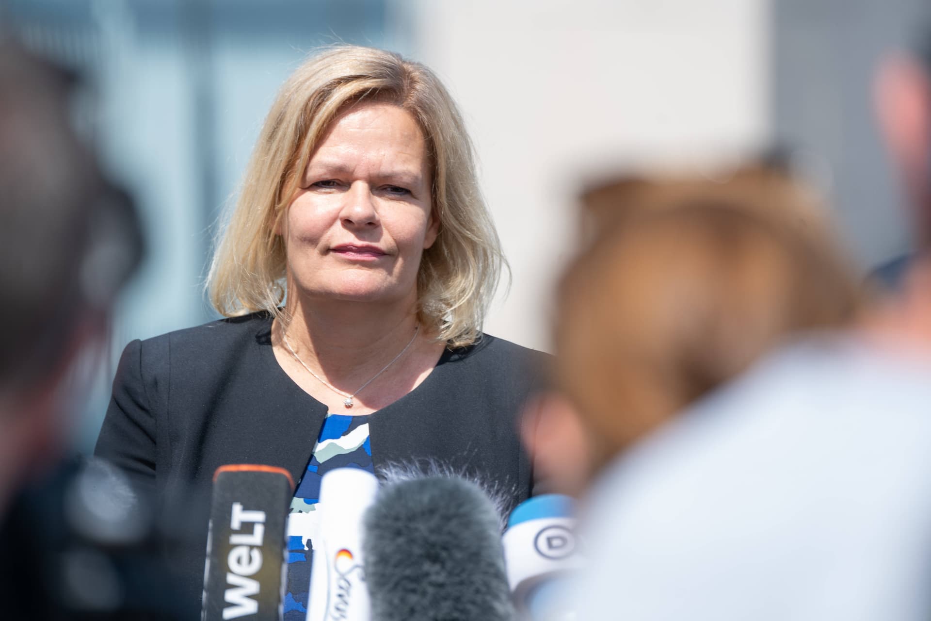 Abschiebung von Clan-Mitgliedern: Zwei Drittel unterstützen Faesers umstrittenen Vorstoß