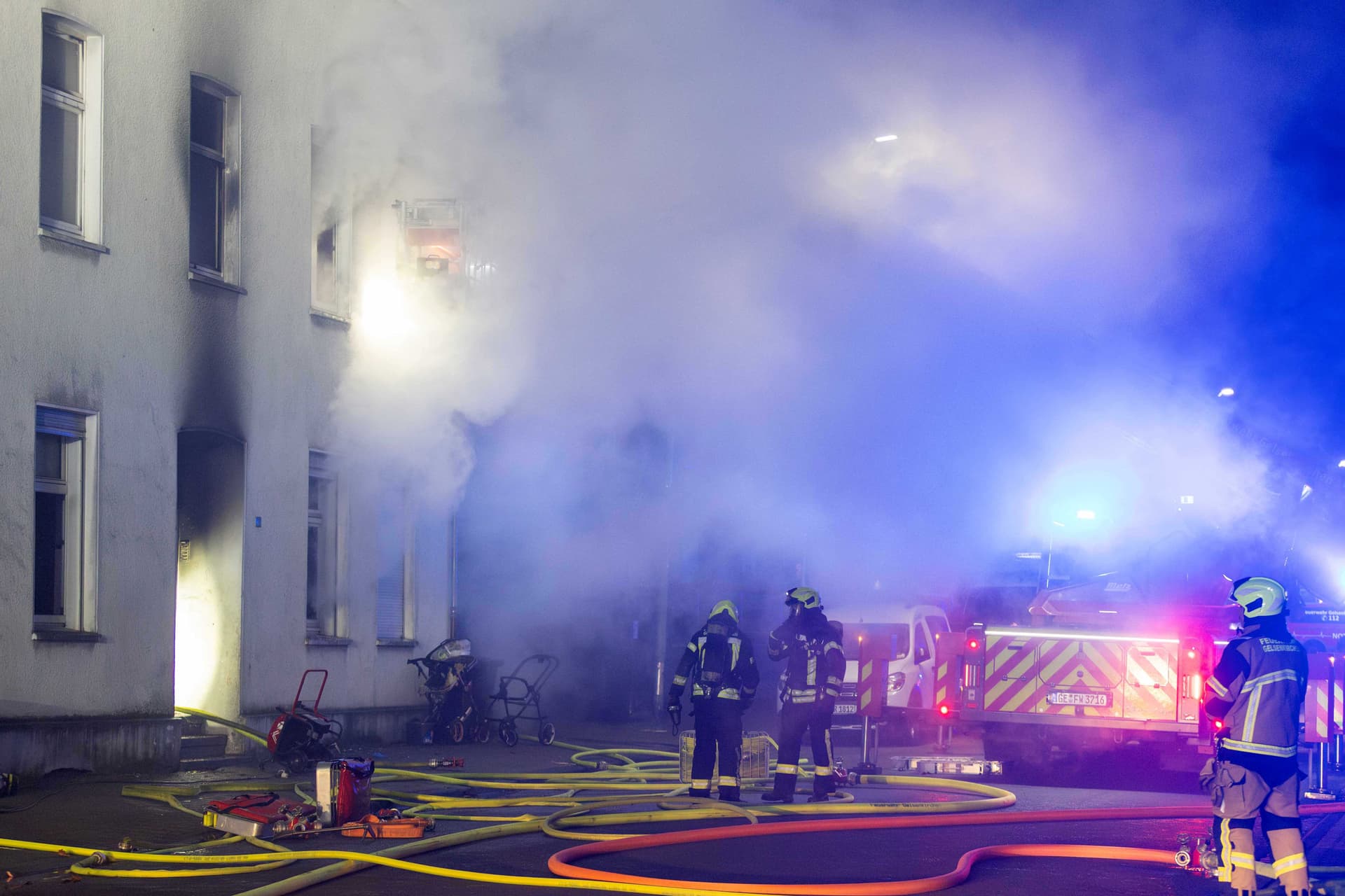 15 Verletzte, davon zehn Kinder: Wohnhausbrand in Gelsenkirchen