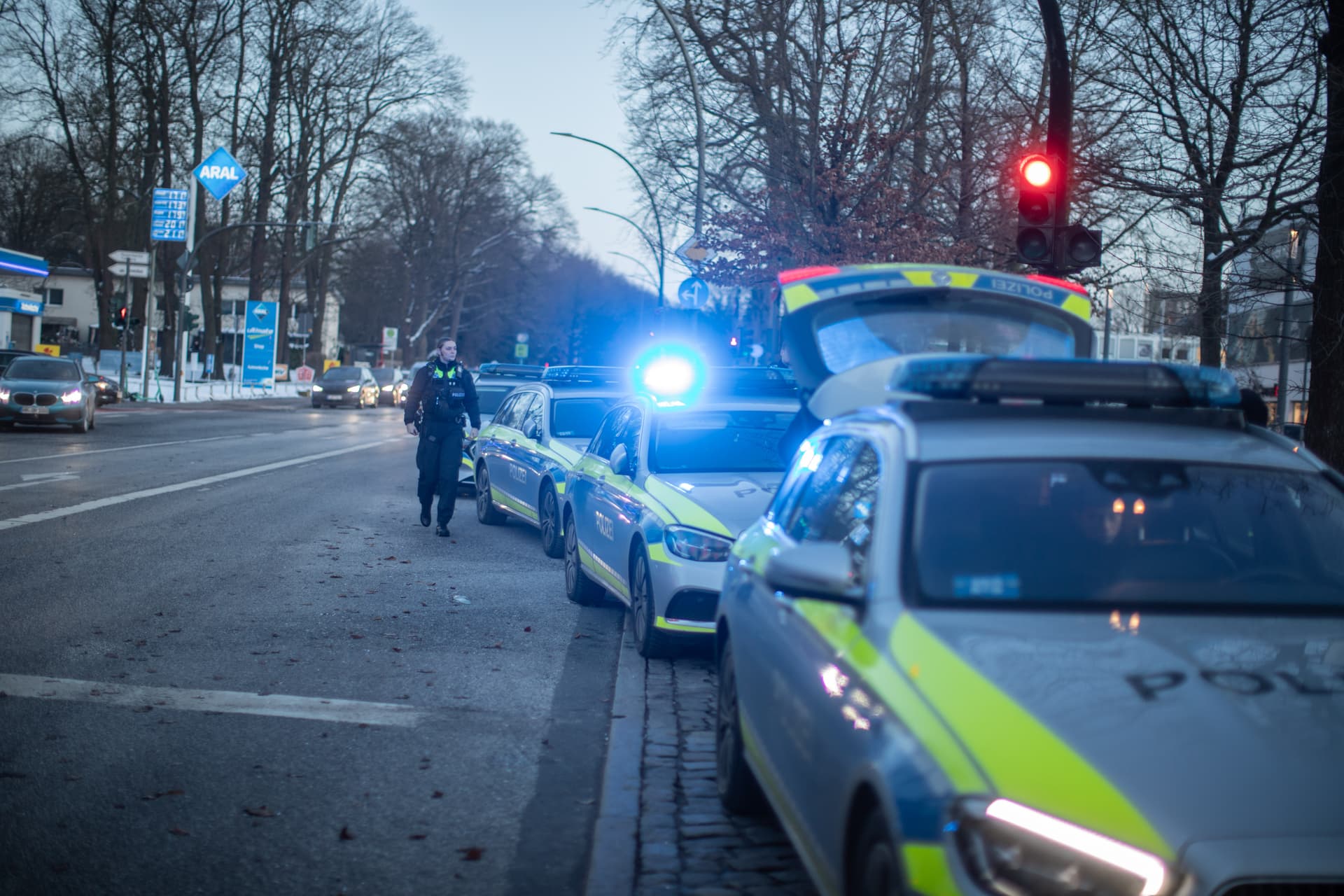 Messerangriff an Bushaltestelle in Hamburg: Mindestens eine Person verletzt, Polizeihubschrauber sucht Täter