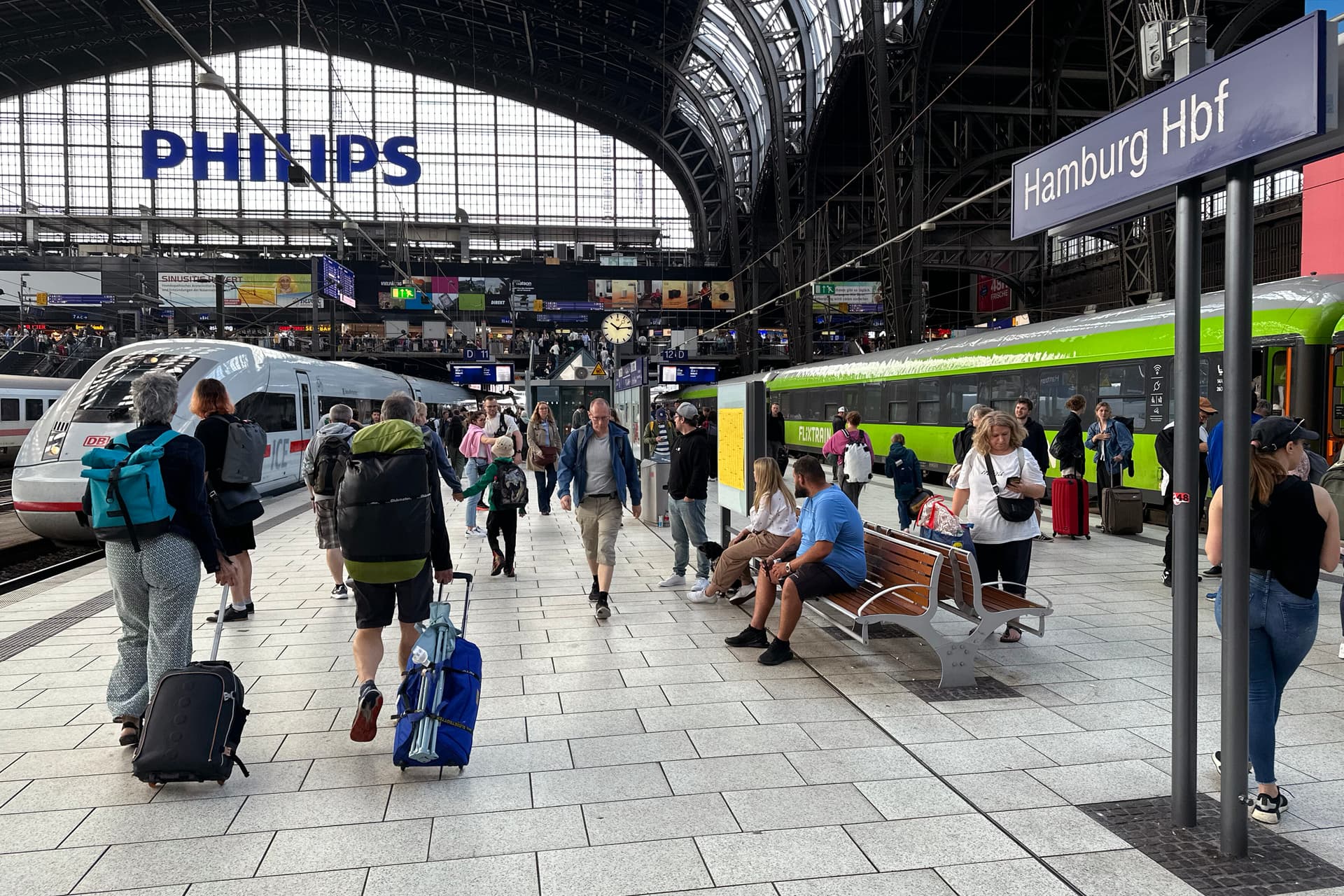 Nach missglücktem Handtaschen-Raub: Algerier (17, 36) klauen Koffer aus ICE am Hamburger Hauptbahnhof