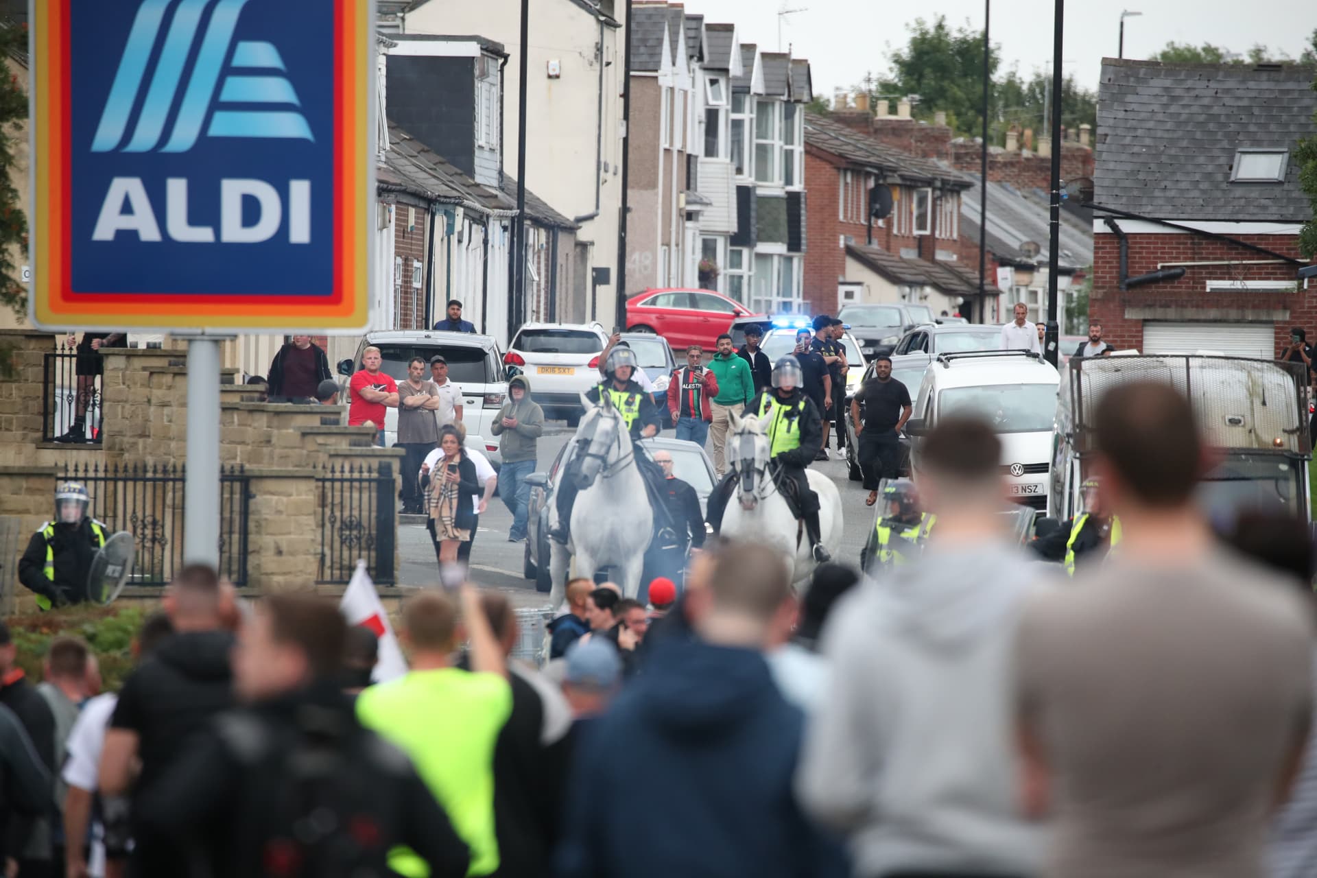 Nach Messerangriff mit 3 Toten in Southport: Erneut schwere Krawalle in England