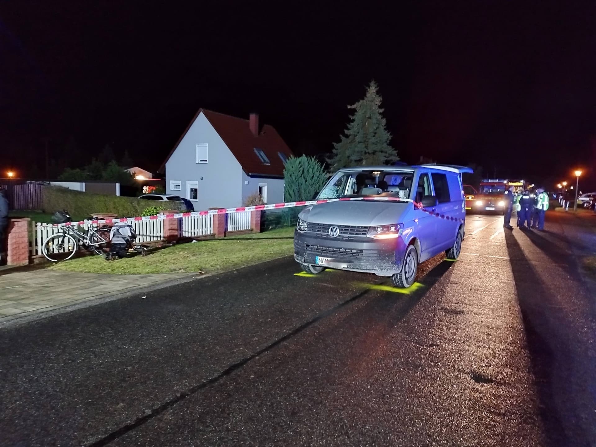 Entsetzlicher Unfall: Transporter erfasst Großmutter und Kind (1) auf Dorfstraße – Frau tot!