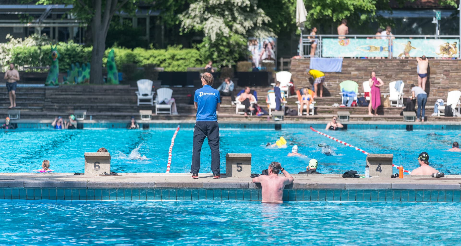 Weil er zur Ruhe aufrief: Bademeister in Freibad zusammengeschlagen