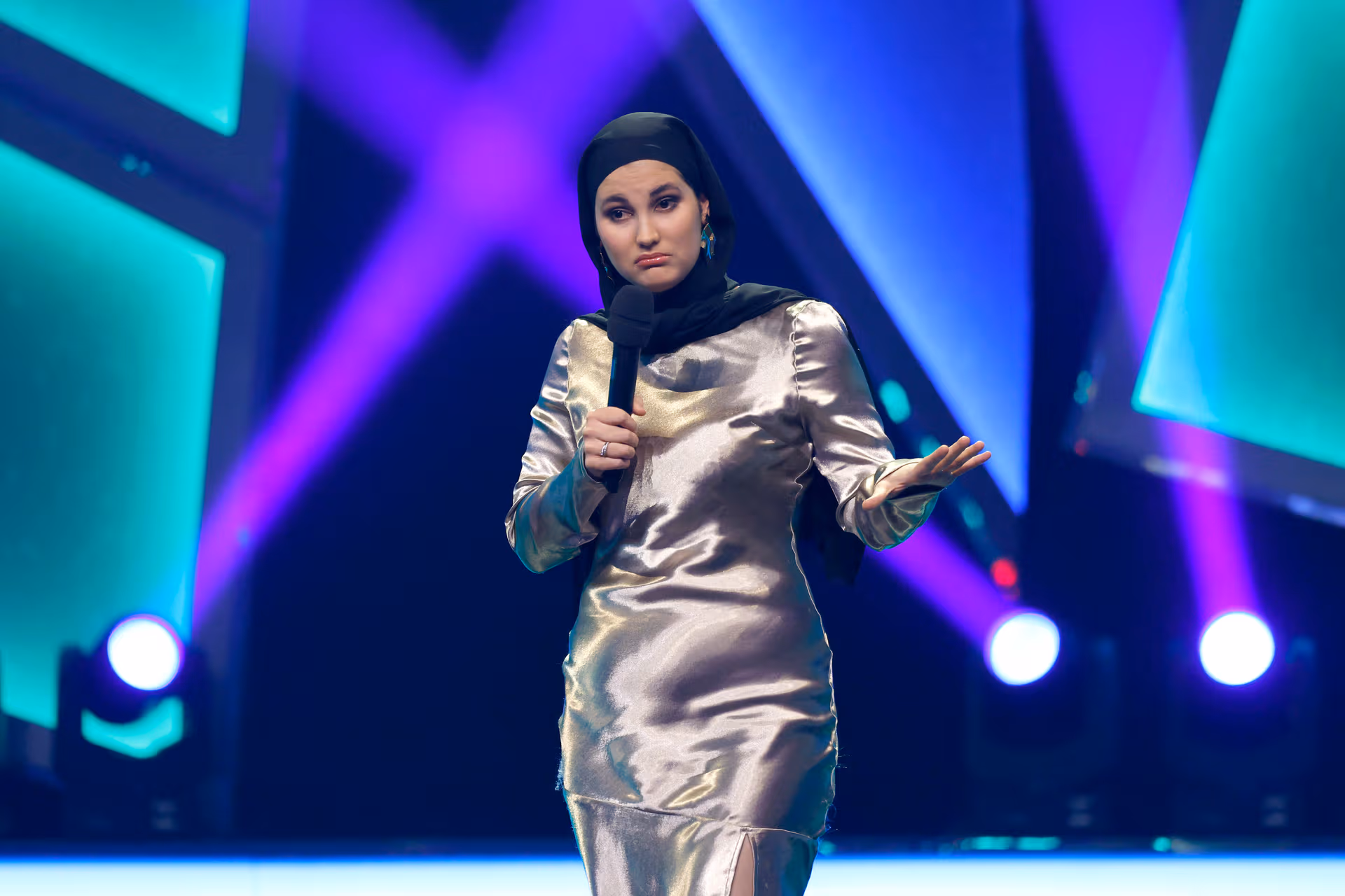 „Kopftuchmädchen” macht Comedy: Wie ernst meint Anissa Loucif ihre Späße?