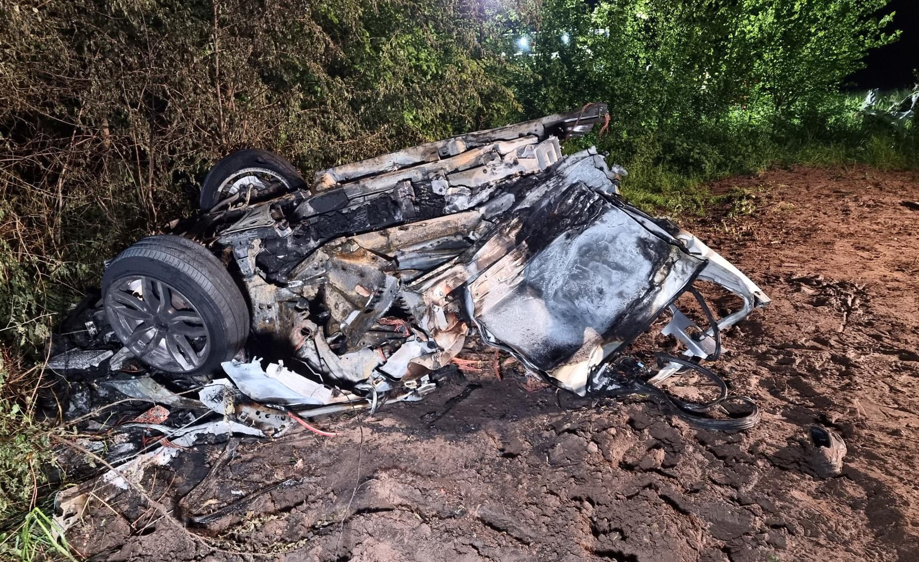 Auto kracht gegen Baum: Vater und Sohn tot