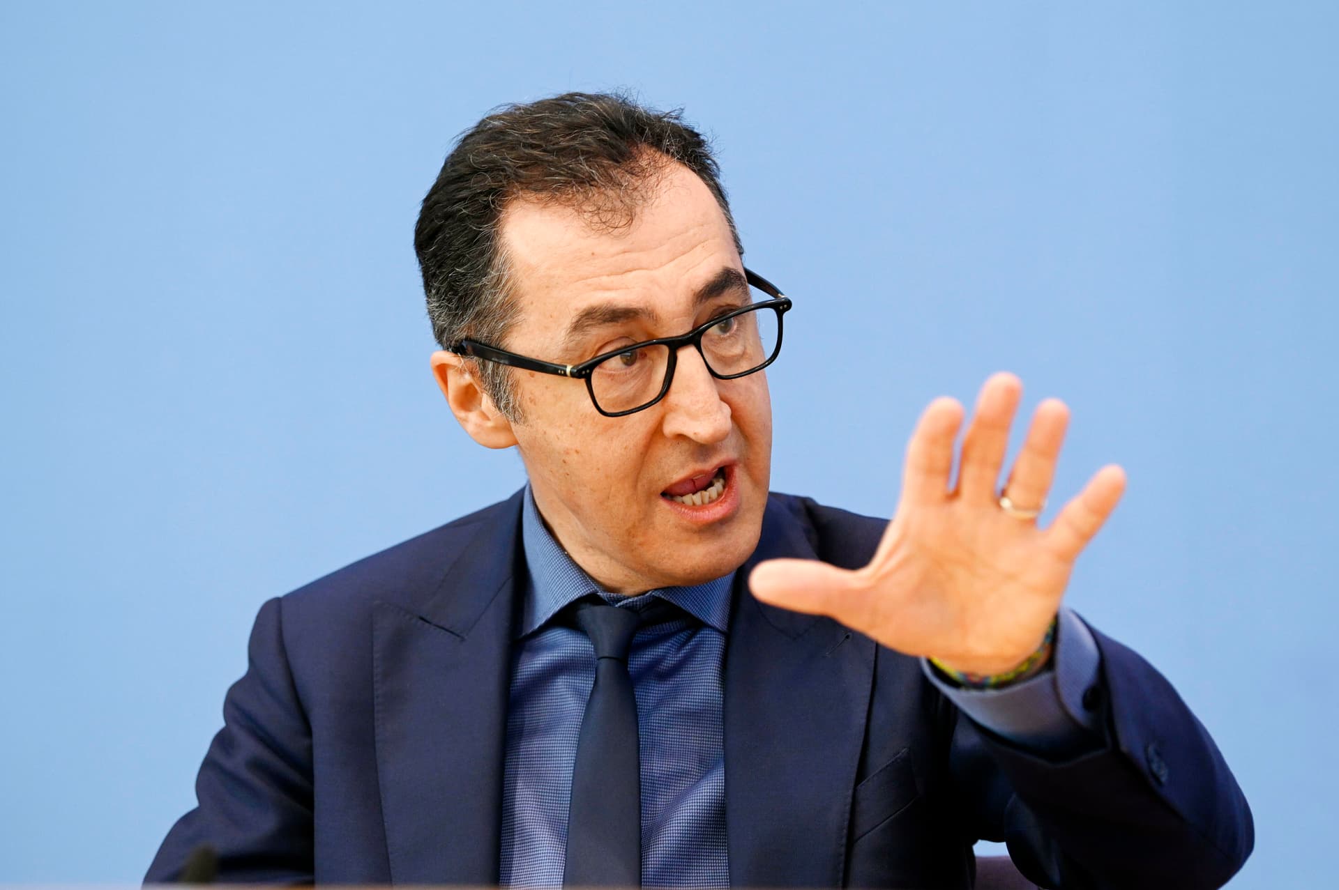 Attacke auf Milch und Joghurt: Özdemir plant irres Werbe-Verbot
