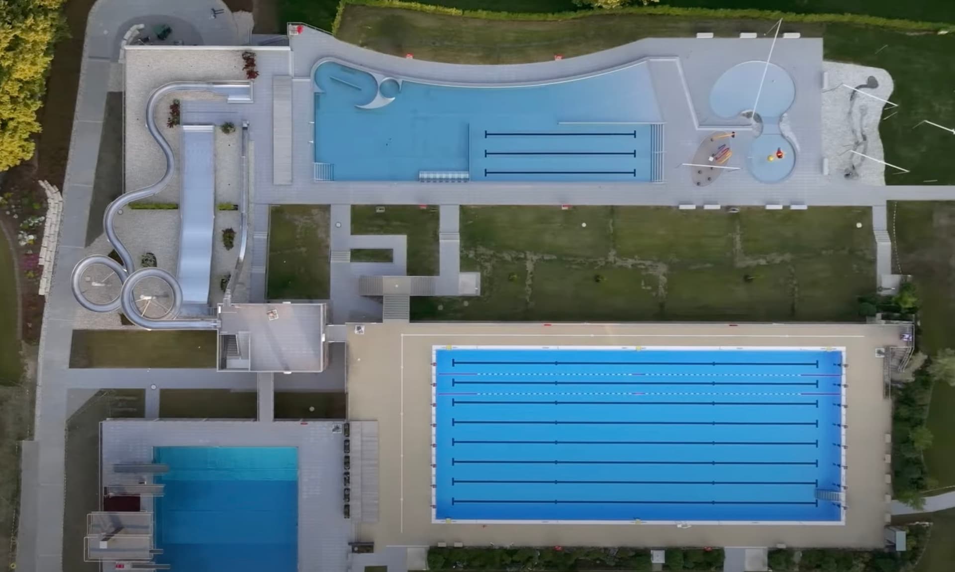 Im Freibad: Jugendliche prügeln mit Hammer und Stein aufeinander ein