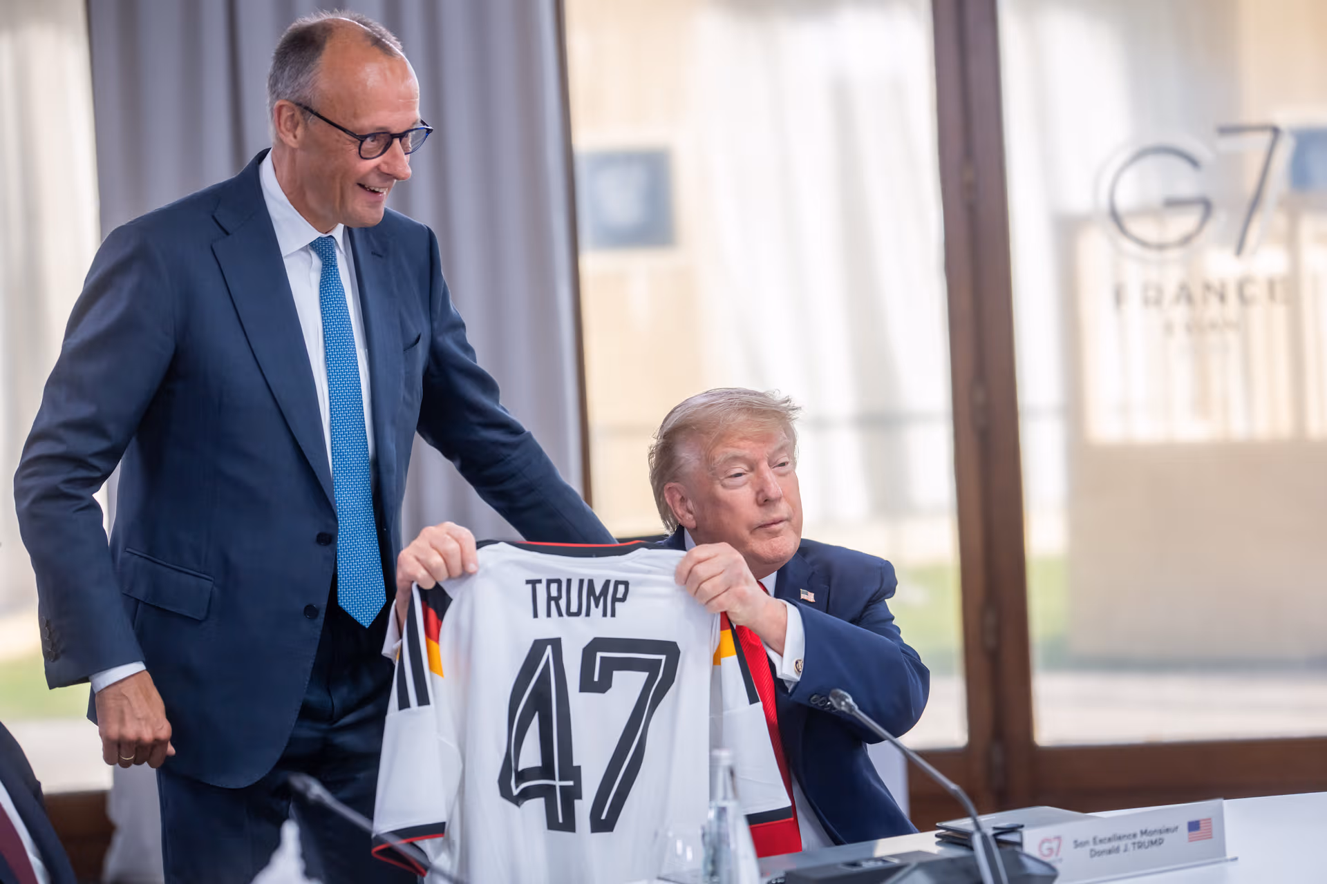 Mit Nummer 47 und seinem Namen: Merz schenkt Trump Deutschland-Trikot
