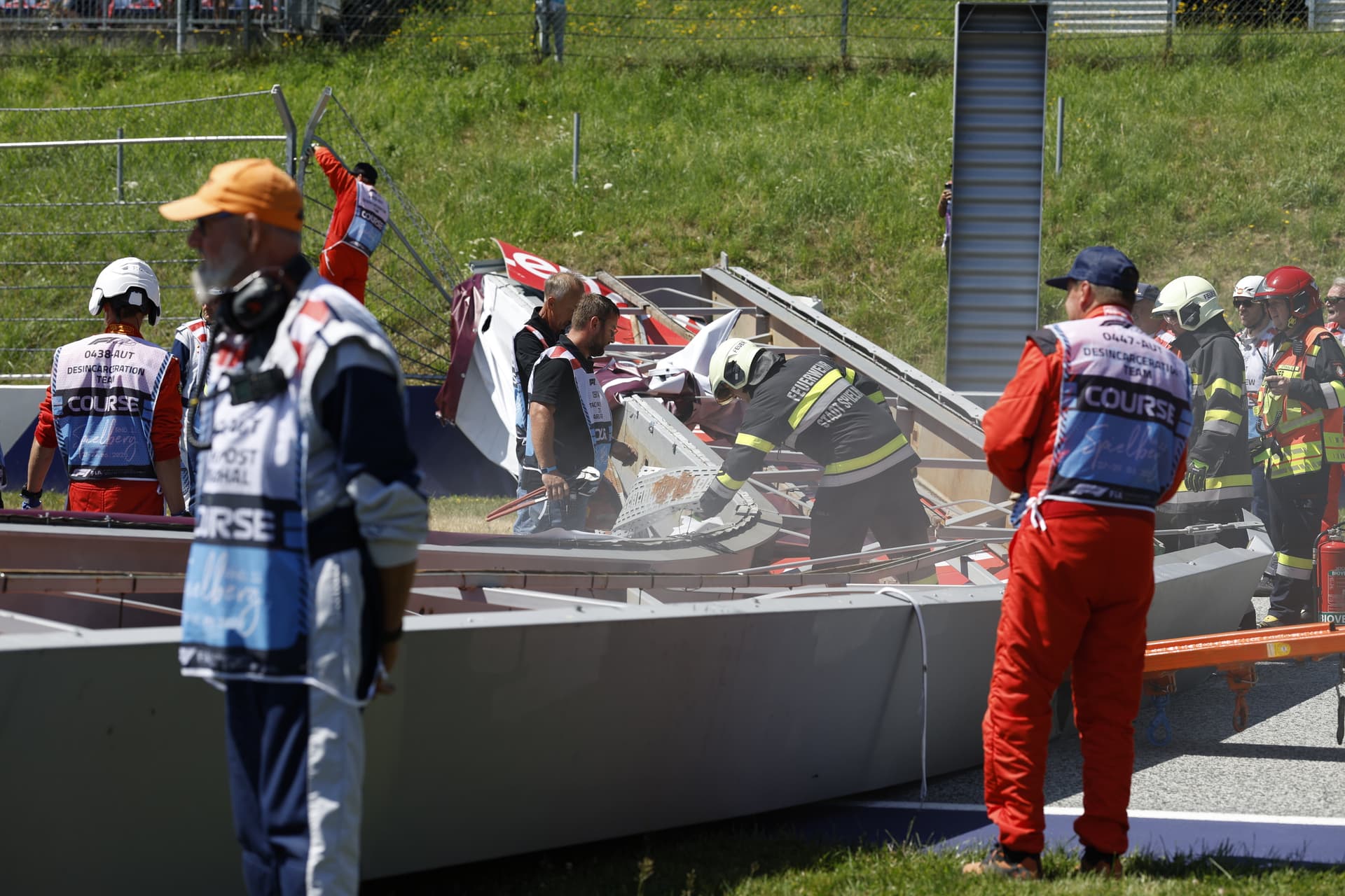 Kurz vor dem Start! Brücke kracht auf Formel-1-Strecke