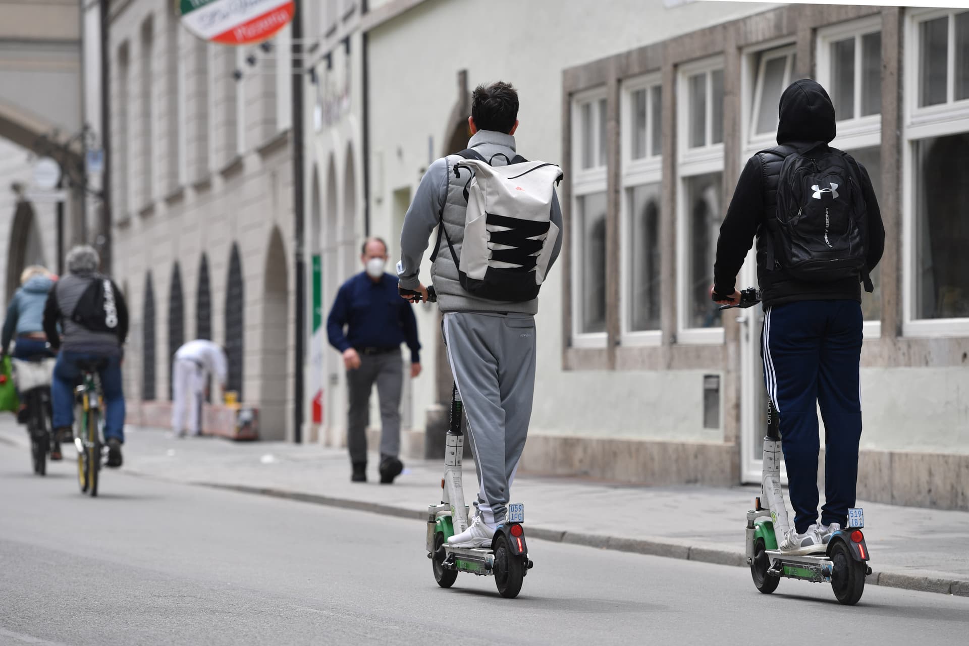 Täter hat „schwarze, wellige Haare“ und fuhr E-Roller: Jugendlicher schlägt Joggerin aufs Gesäß – Zeugen gesucht