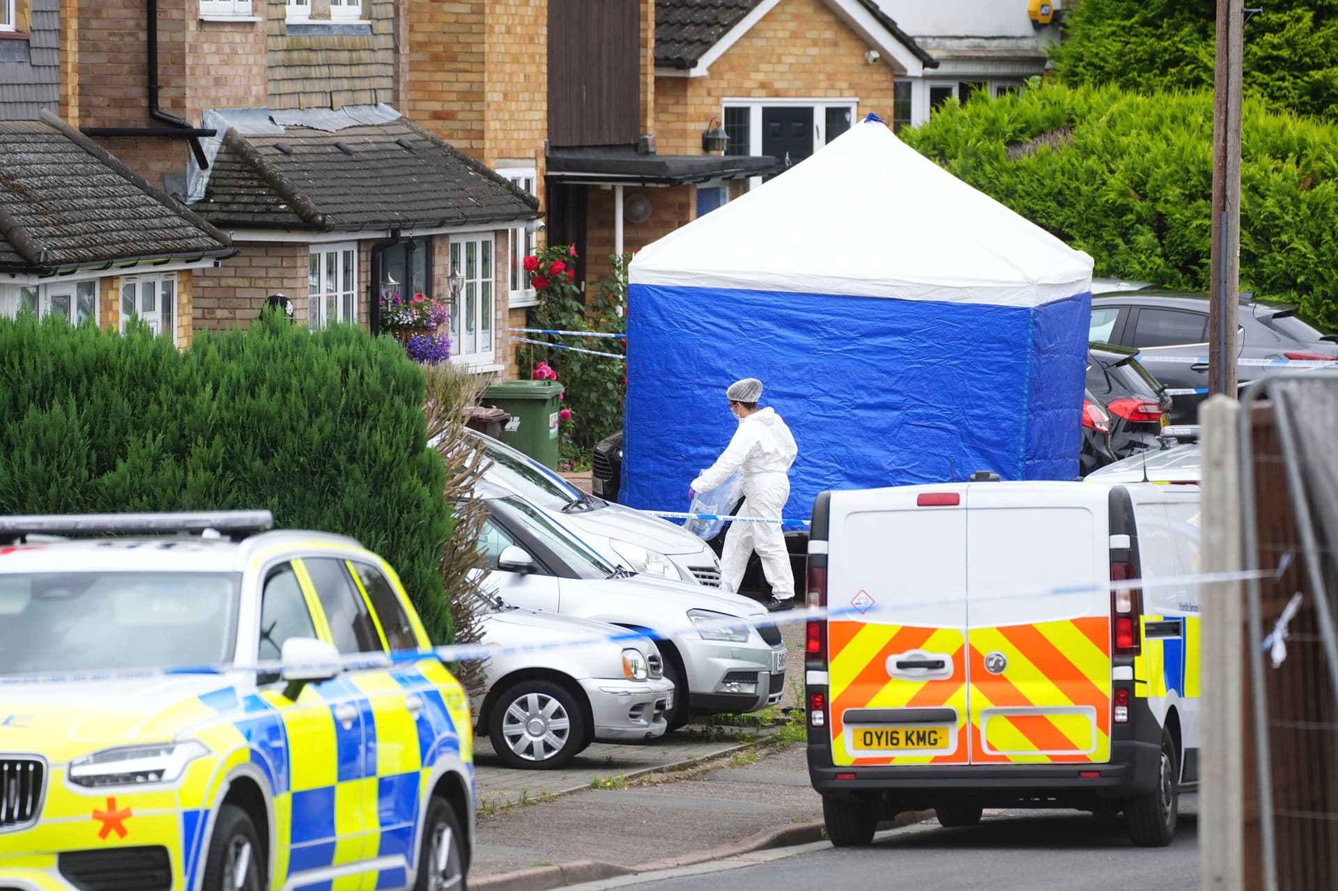 Nördlich von London: 3 Frauen getötet – Täter mit Armbrust auf der Flucht!