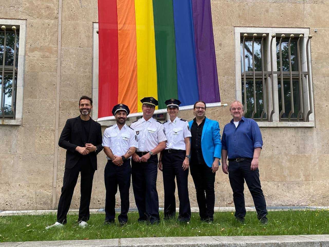 Polizei Berlin hisst Regenbogenflagge: Ausdruck eines totalitären Zeitgeists