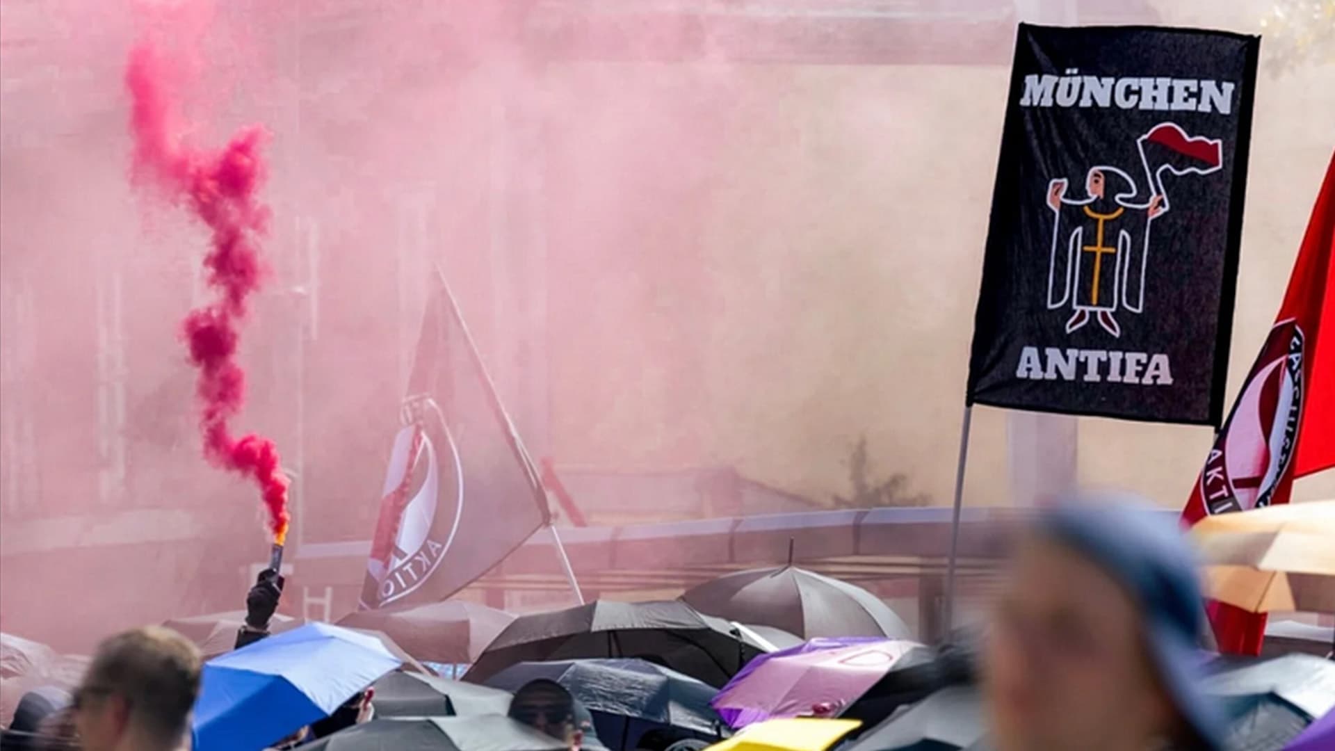 „Strategischer Umgang mit Polizist*innen“: München macht „Demokratieerziehung“ für Jugendliche mit Verein, der linken Straftätern hilft