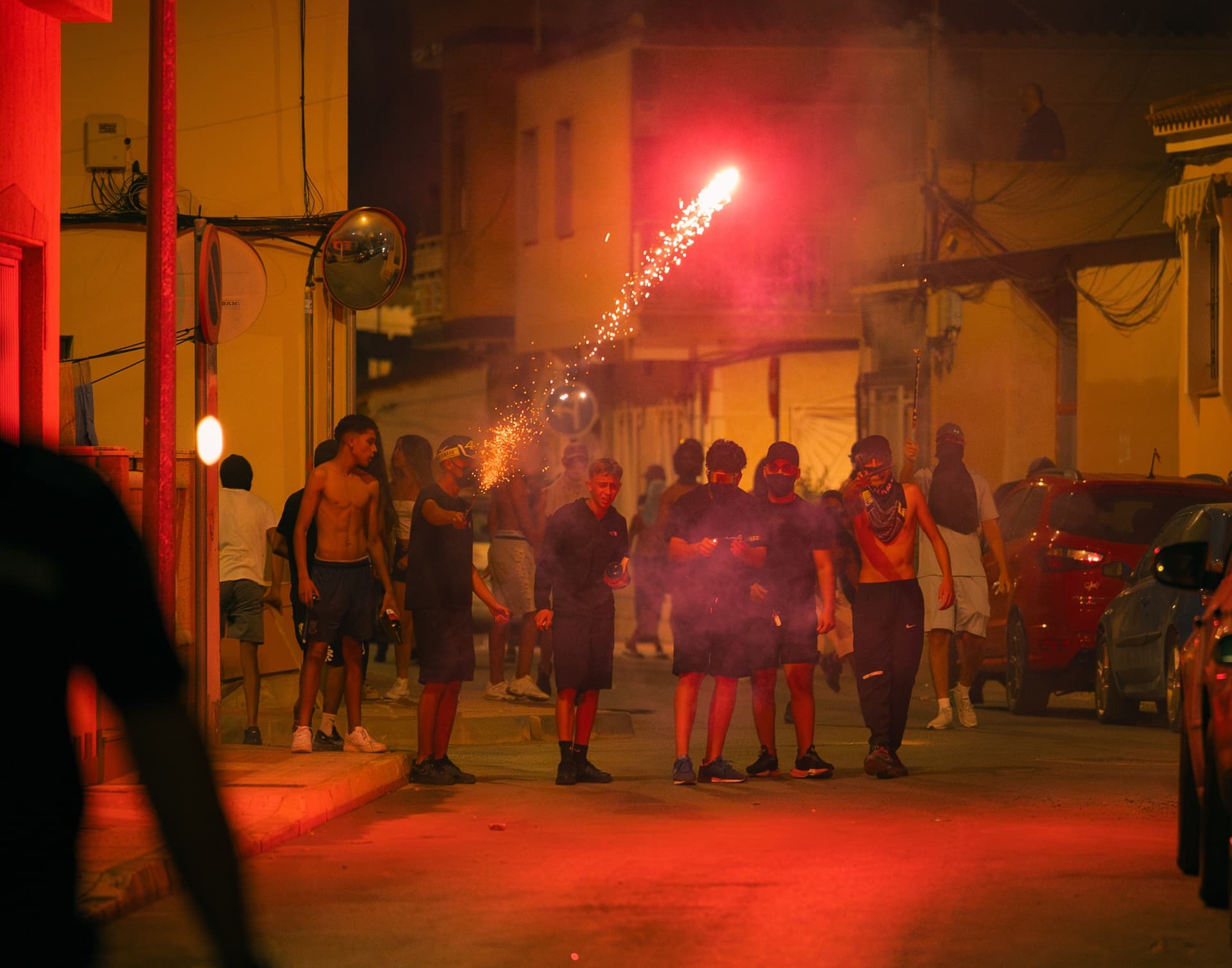 Nach Überfall auf Rentner: Spanier und Nordafrikaner liefern sich Straßenschlachten