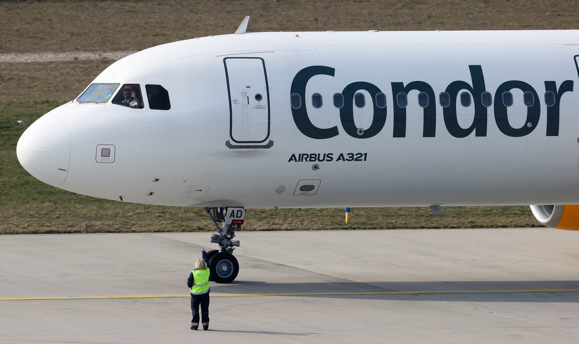 Großeinsatz: 70 Passagiere mit Übelkeit auf Condor-Flug