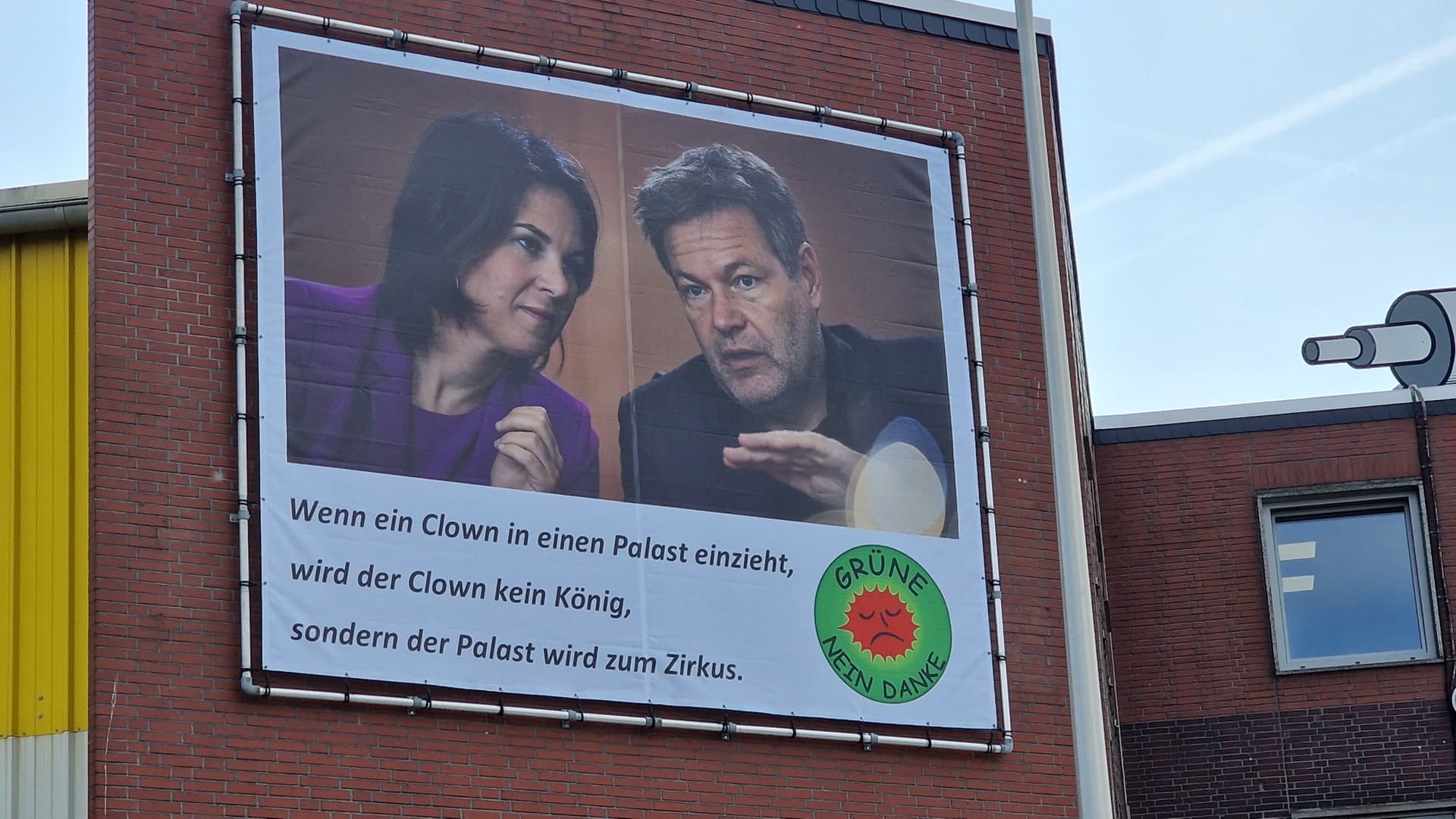 Traditionsunternehmen in NRW plakatiert an Firmenfassade: „Grüne, nein danke“