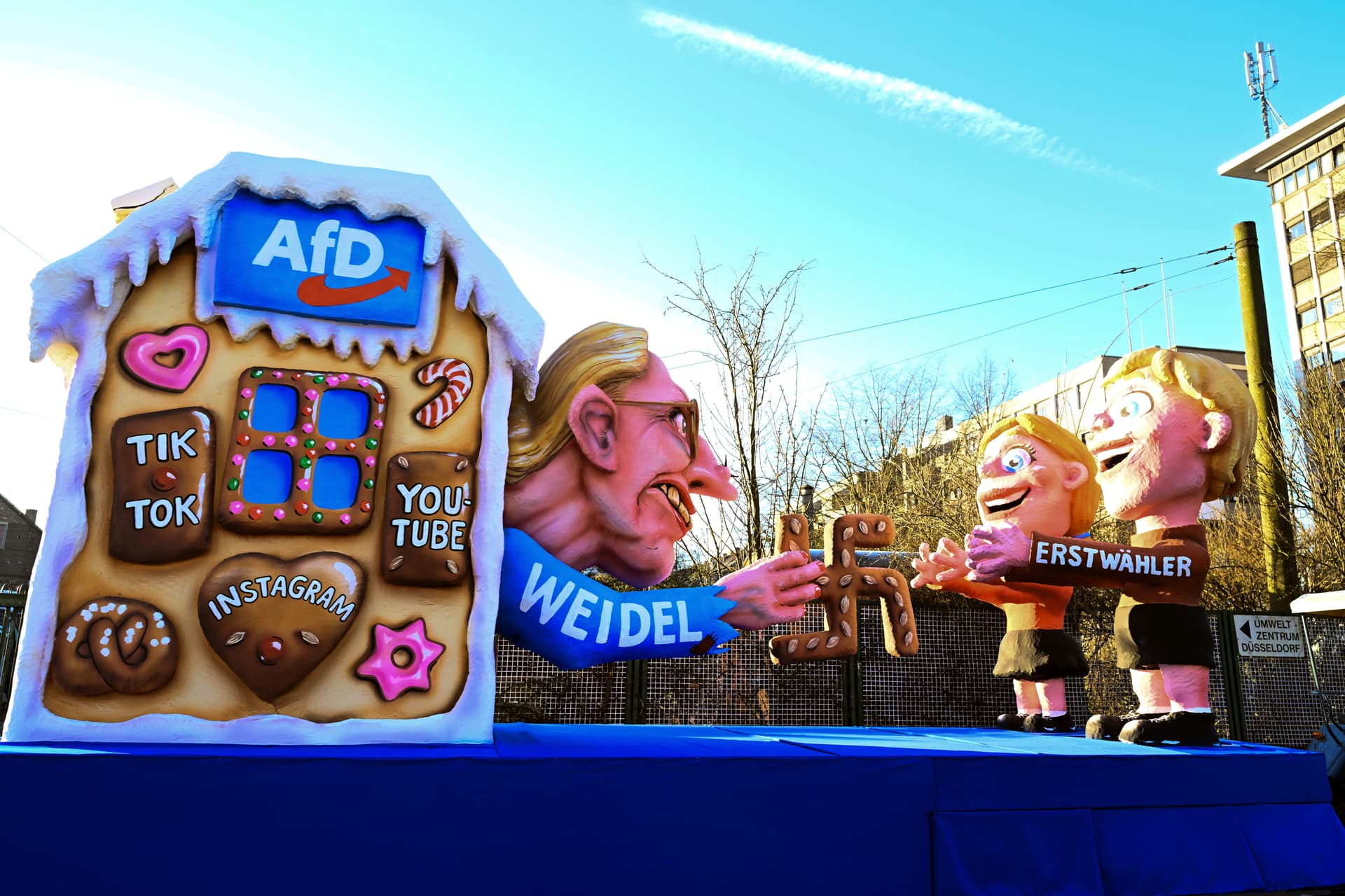 Rechtsanwalt erstattet Anzeige: Hier fährt das riesige Anti-AfD-Hakenkreuz durch Düsseldorf zum Rosenmontag