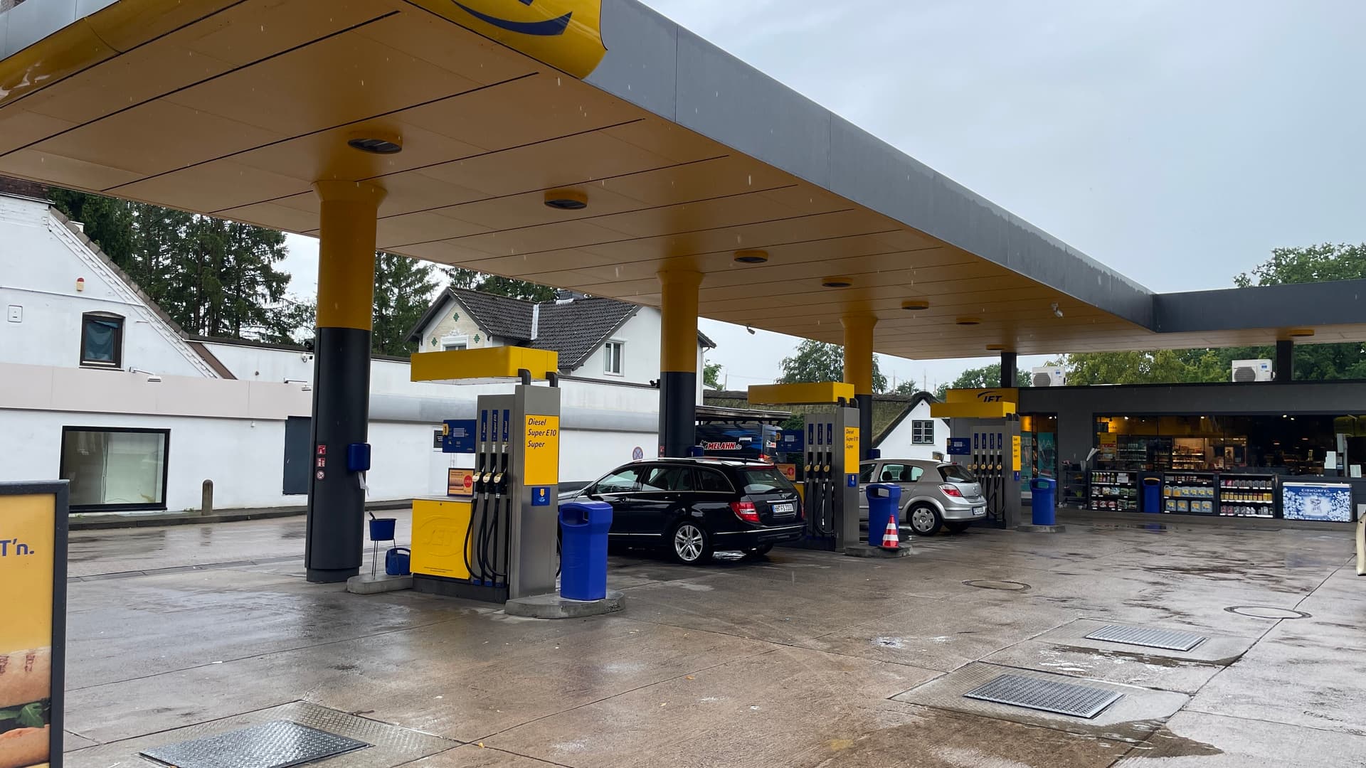 Mann übergießt Frau an Tankstelle mit Benzin und entführt sie