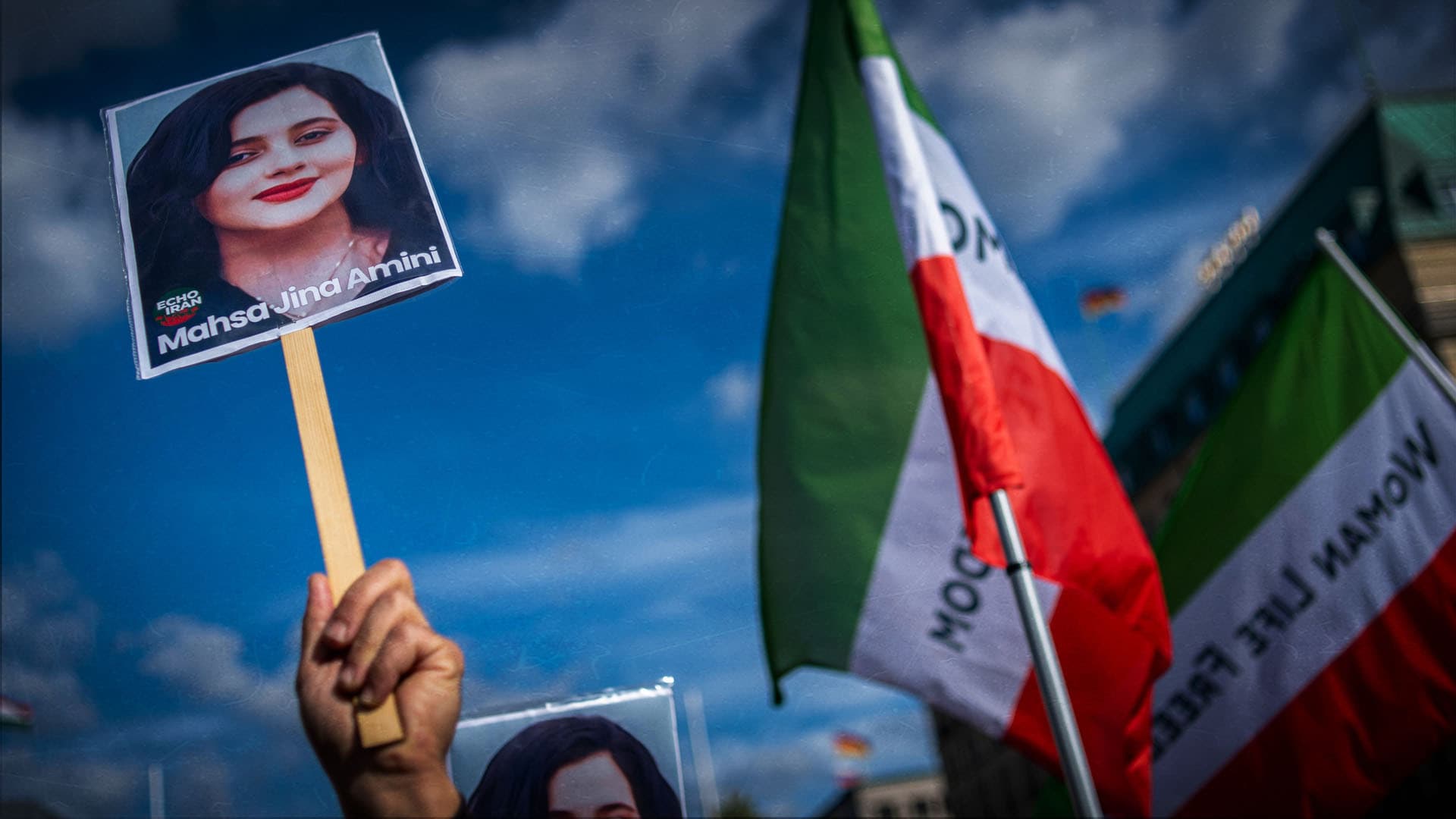 Zwei Jahre nach Tod von Kurdin im Iran: Demonstrationen in Teheran, Berlin, Paris – und in der ARD!