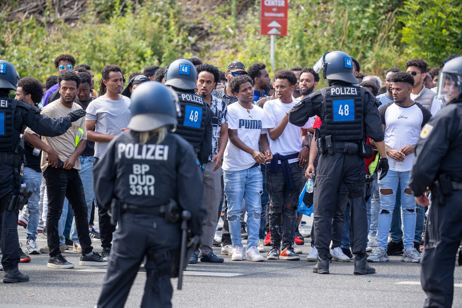 Tödliche Messerangriffe und Ausschreitungen an einem Wochenende – aber Politiker schweigen über Gewalt von Migranten