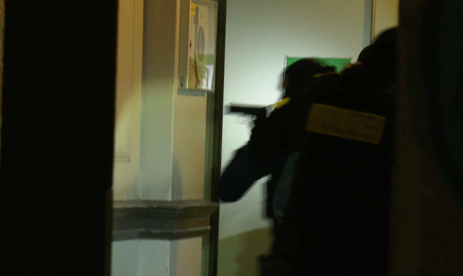 Polizisten stürmen Wohnung mit gezogener Waffe: Razzia gegen Terror-Unterstützer!