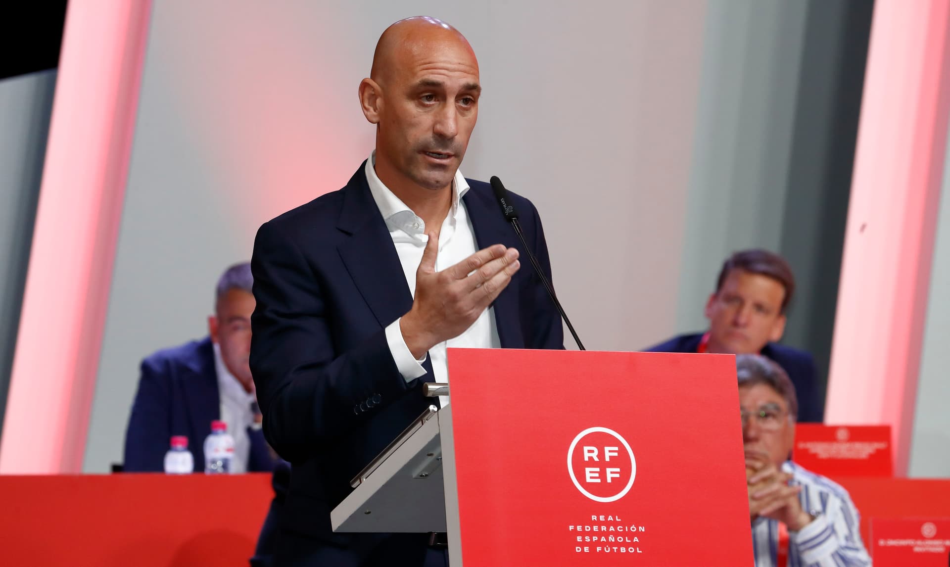 Spanischer Fußball-Chef will nicht zurücktreten: Spielerinnen gehen in den Streik