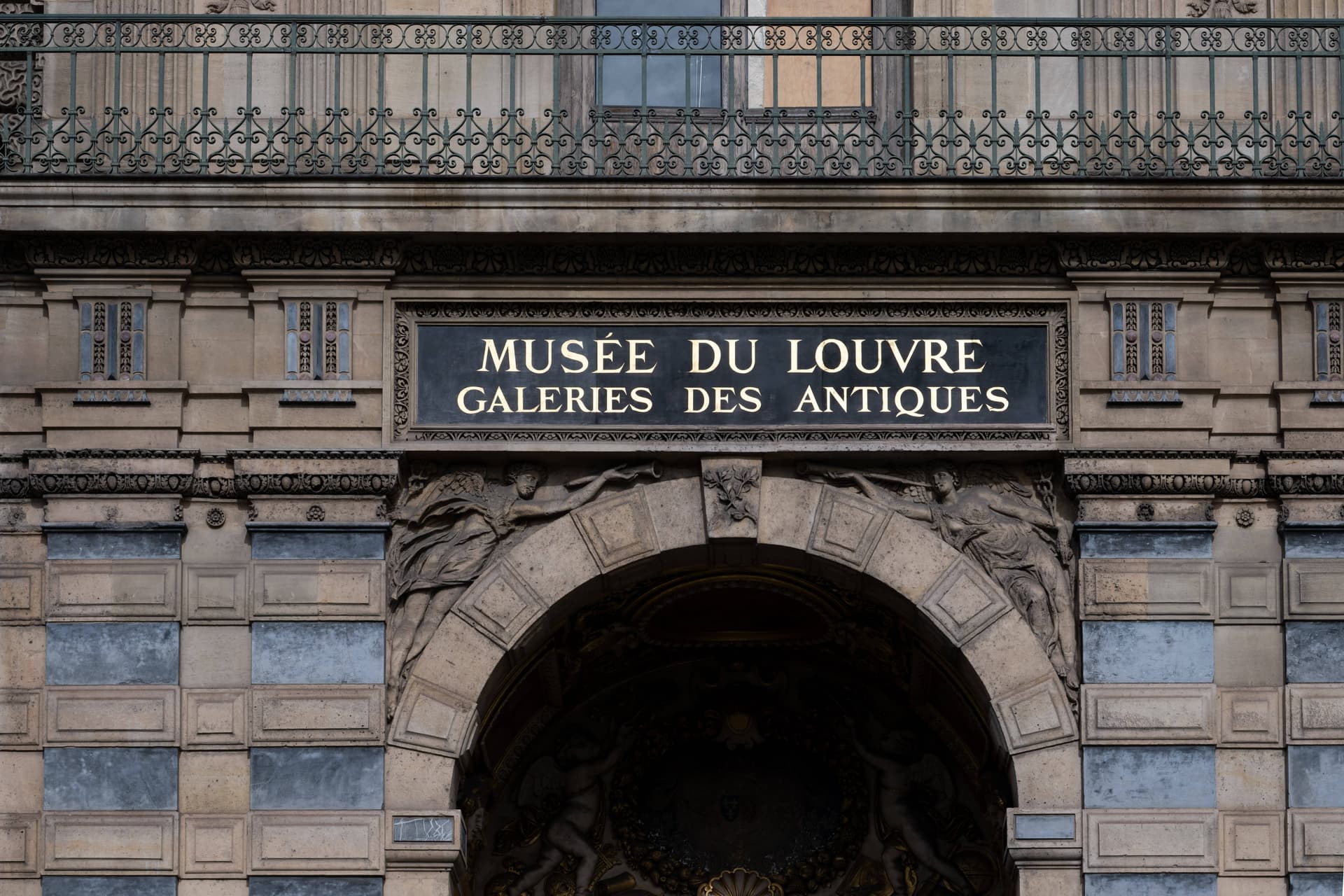 Einer wollte gerade nach Algerien fliegen: Zwei Männer nach spektakulärem Louvre-Einbruch festgenommen