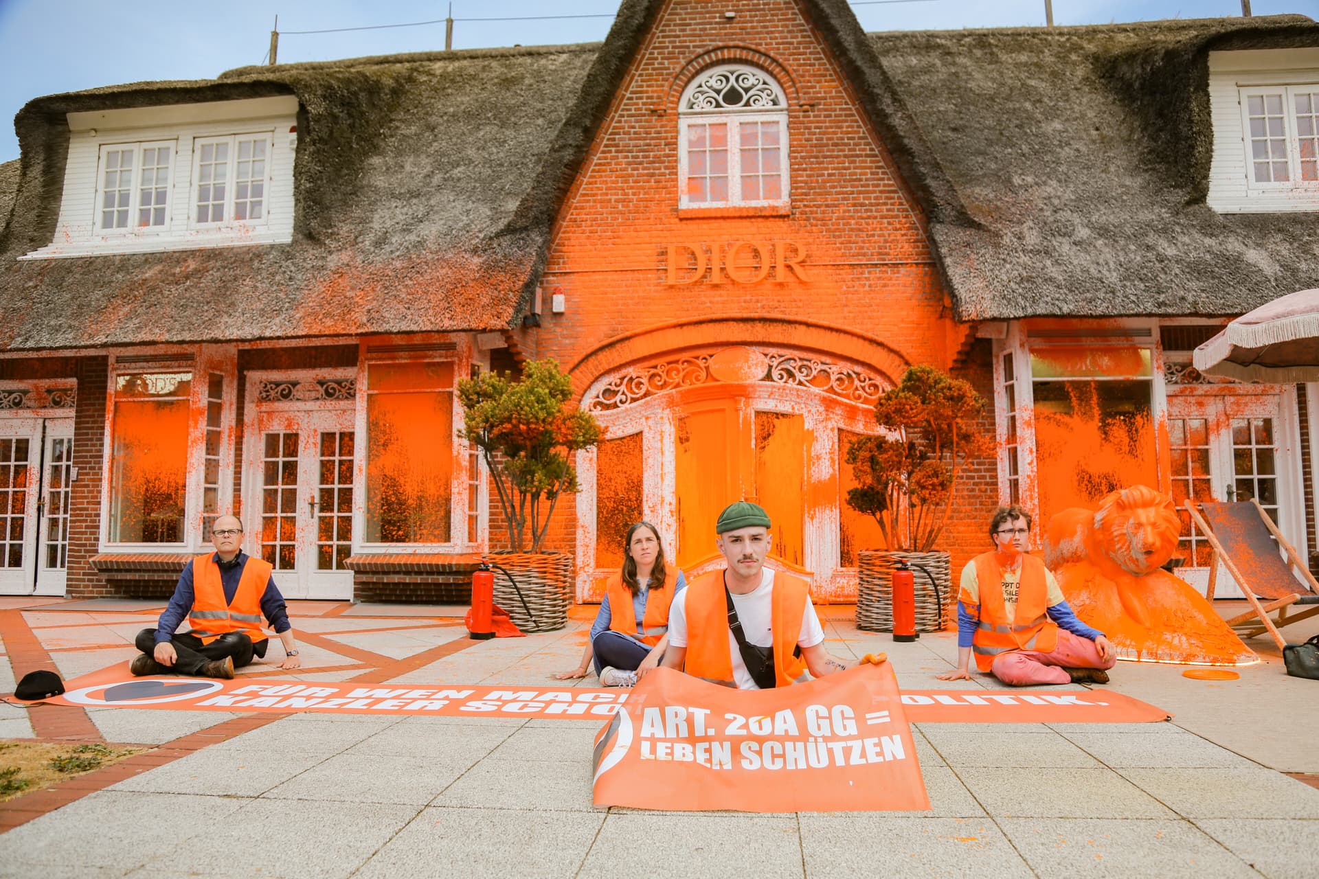 Alles orange: Letzte Generation greift Luxusboutique und Juwelier auf Sylt an
