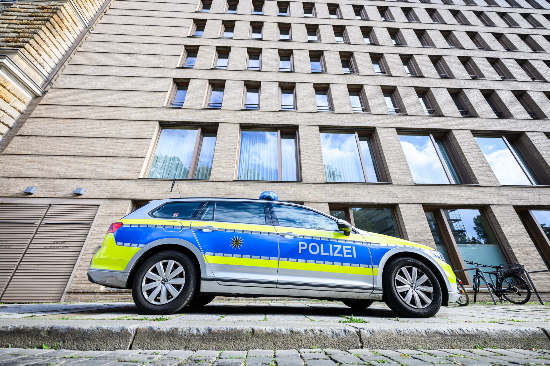Opfer sind 22, 17 und 10 Jahre alt! Abgeschobener Iraker kommt immer wieder nach Deutschland, belästigt Frauen und Mädchen