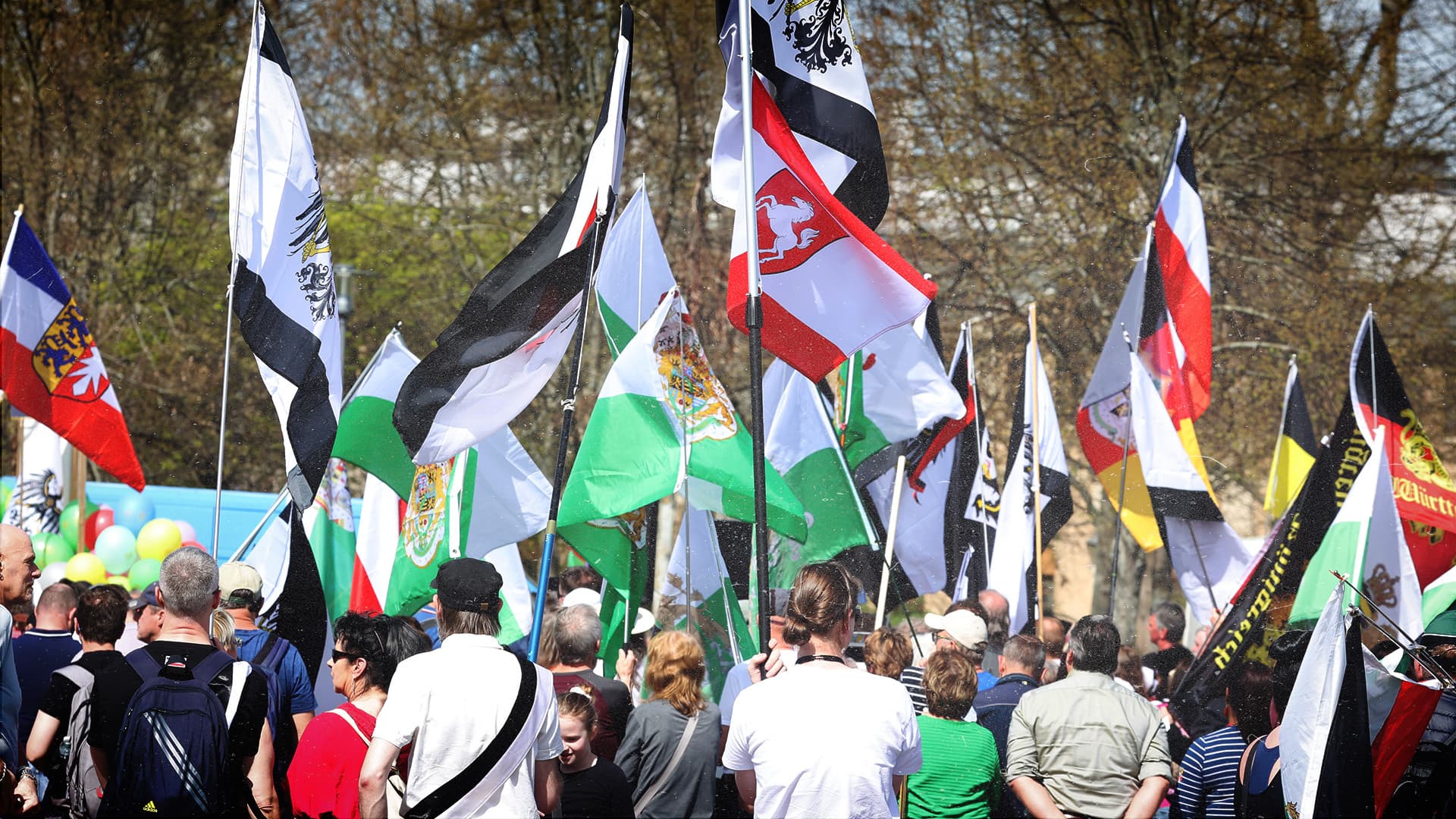 3000 Teilnehmer, schwarz-weiß-rote Flaggen: Reichsbürger demonstrieren in Gera