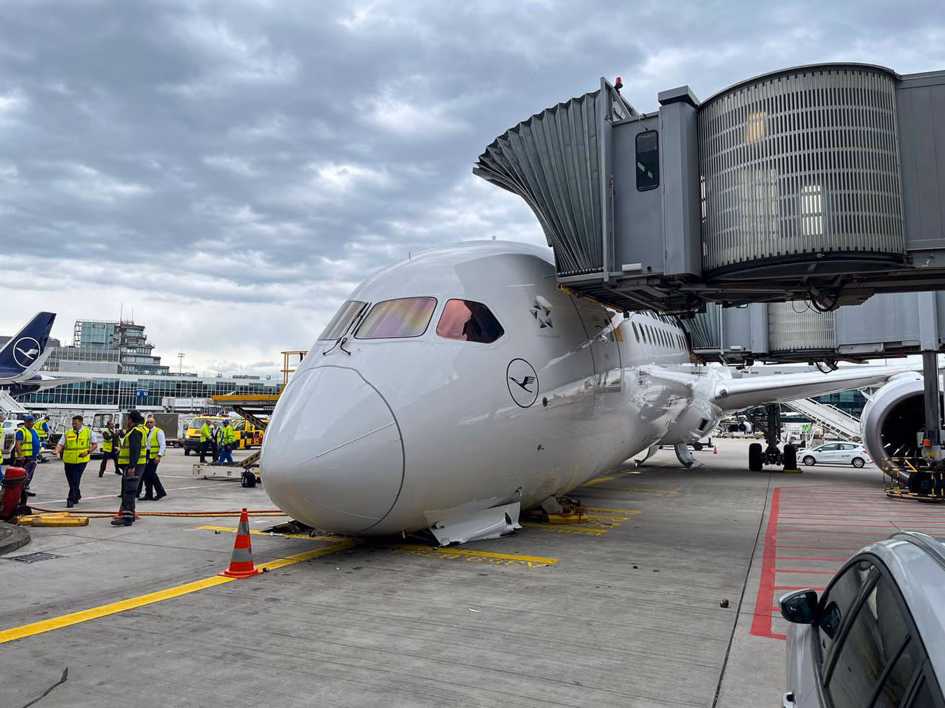 Lufthansa-Jet-Unfall in Frankfurt +++ Mehrere Personen verletzt