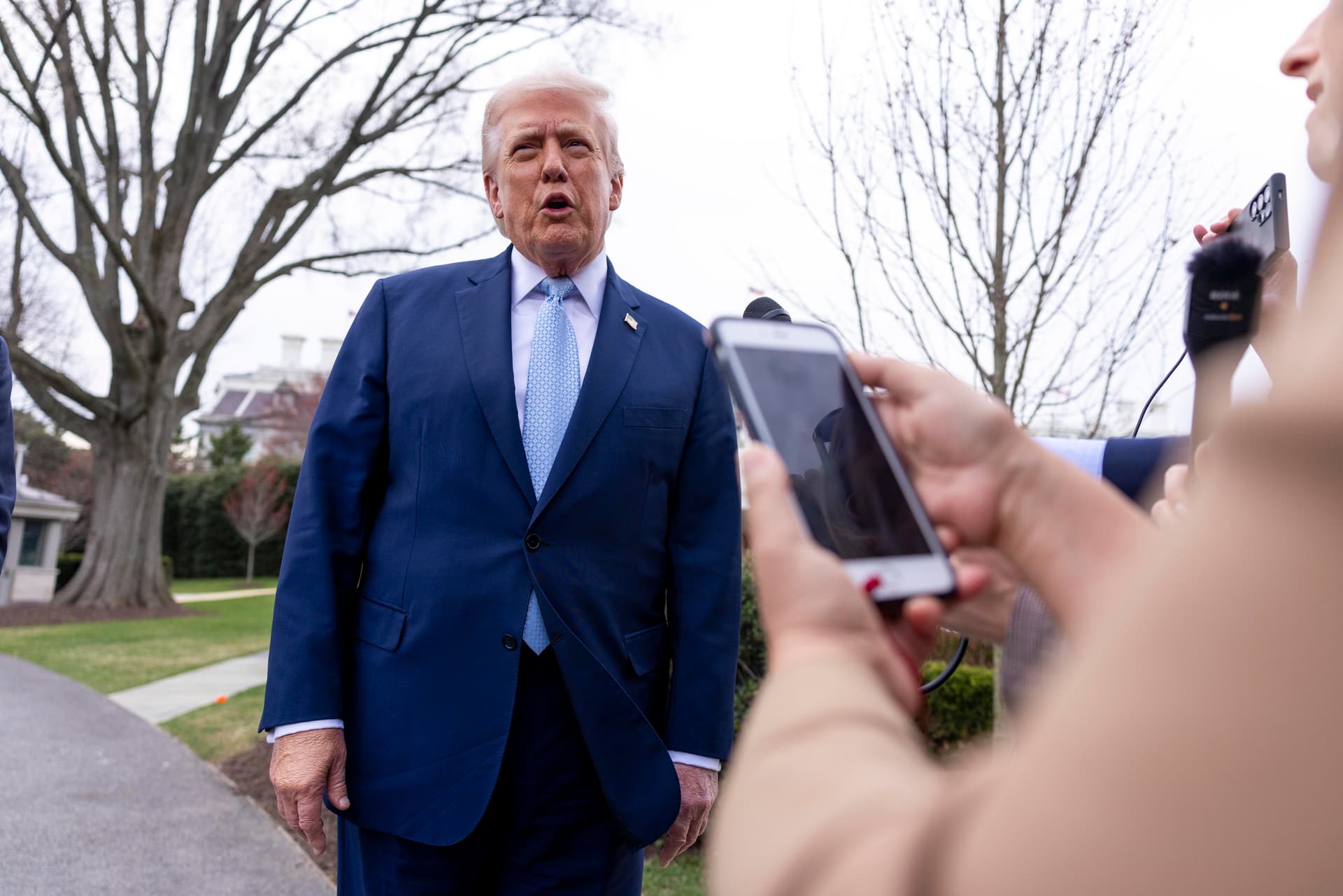 „Sie sollten in der Straße von Hormus helfen“: Trump kritisiert europäische Verbündete und stellt NATO-Basen in Deutschland und Spanien infrage