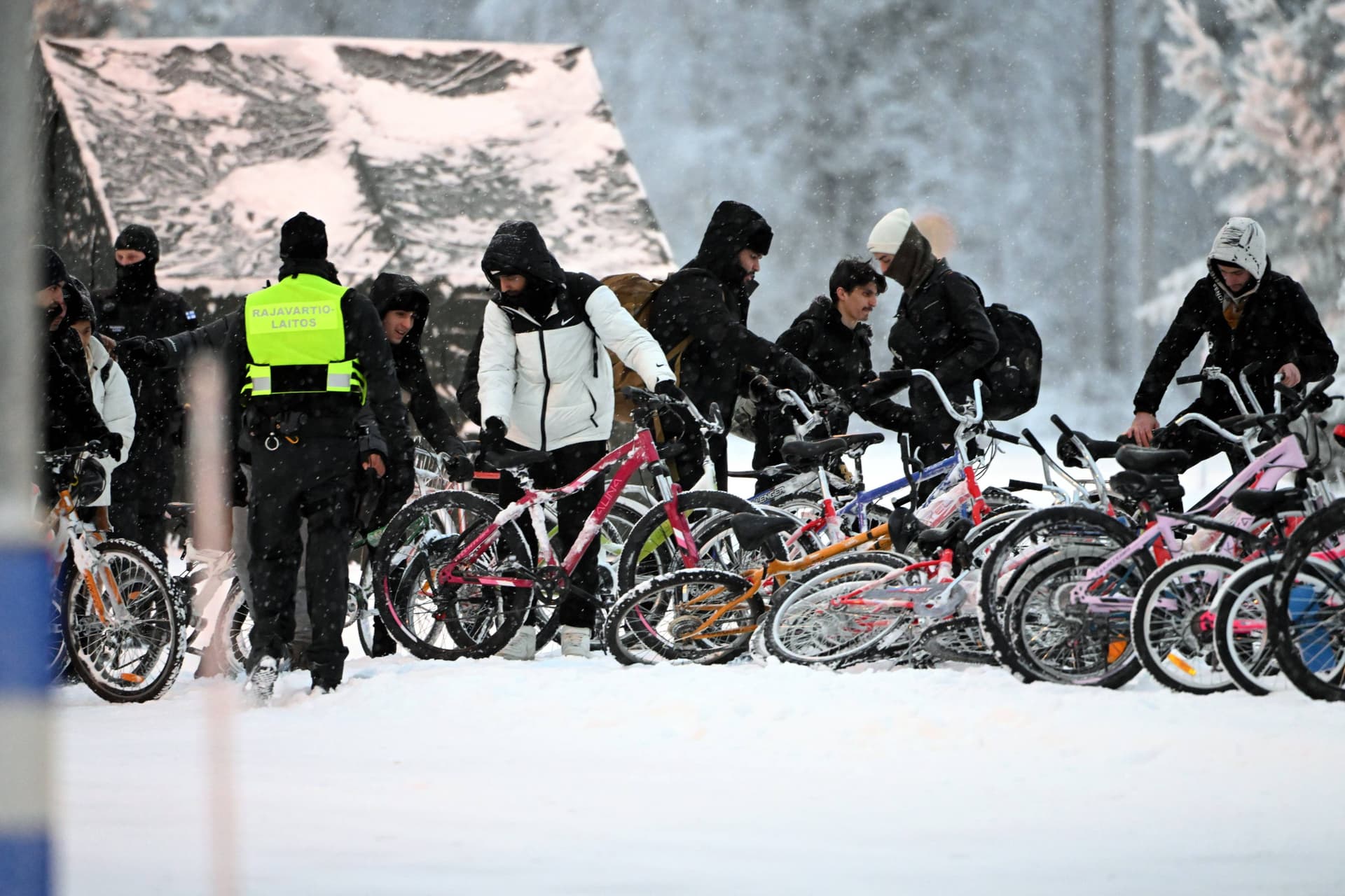 Finnische Grenze: Putin schickt Syrer per Fahrrad in den Schnee