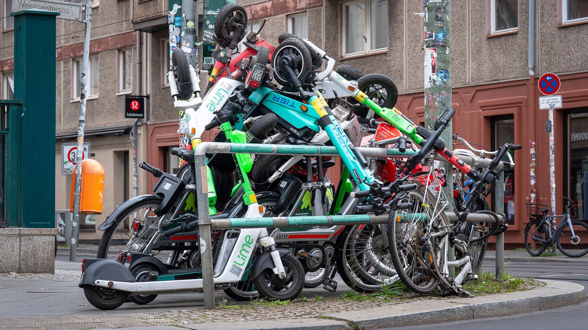 Gepiepe, Unfälle, Raubüberfälle: Der E-Scooter-Wahnsinn in unseren Städten