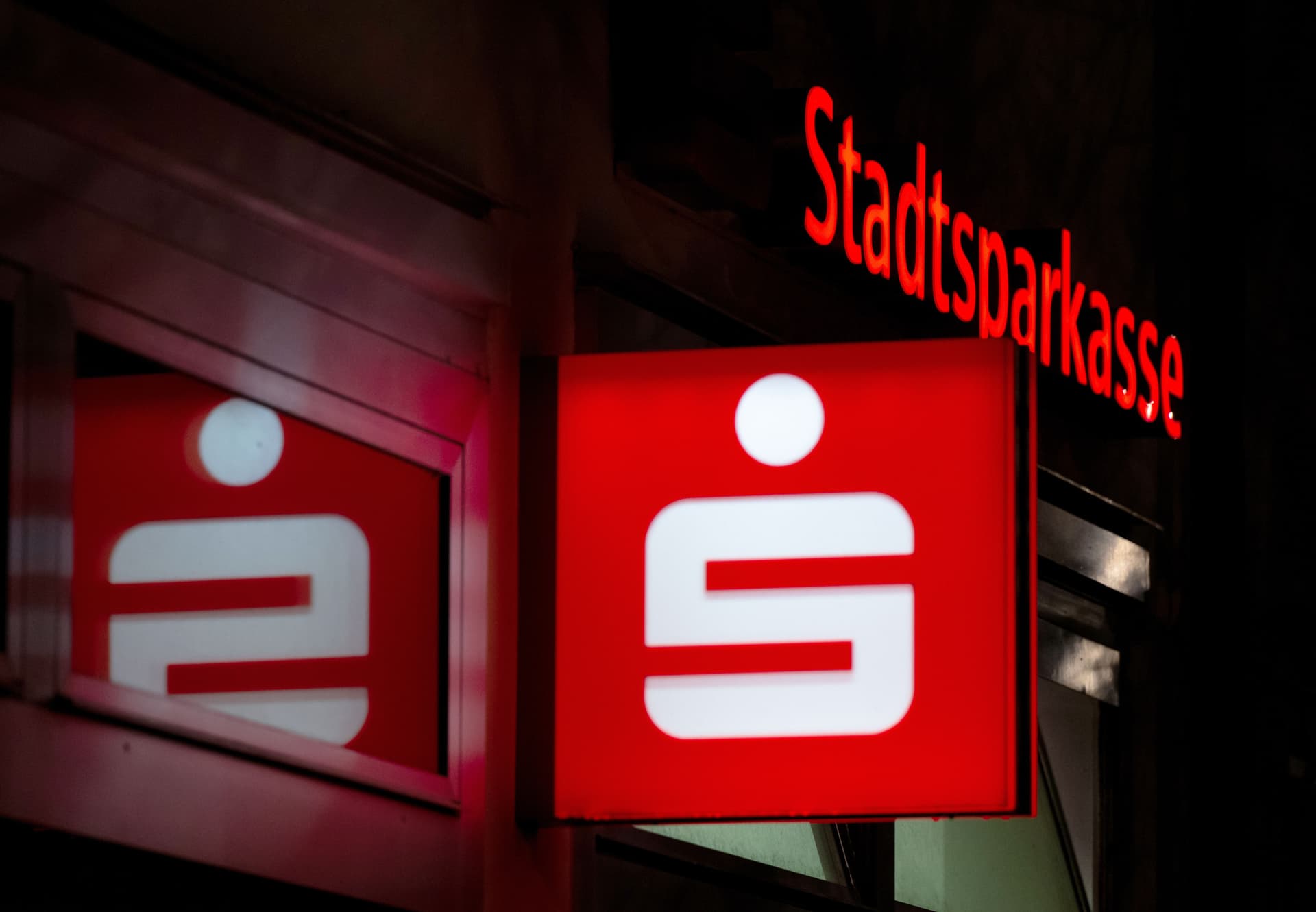 Sparschweinerei abgesagt: Geld abheben bleibt bei Sparkasse kostenlos